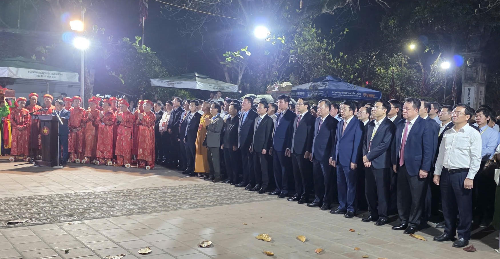 Lãnh đạo một số ban, bộ, ngành ở Trung ương; tập thể lãnh đạo tỉnh Ninh Bình tham dự lễ dâng hương tưởng nhớ&nbsp;vương triều Trần, các vị vua triều Trần, tưởng nhớ Quốc công tiết chế Hưng đạo Đại vương Trần Quốc Tuấn, do UBND phường Nam Định tổ chức đêm ngày 14 tháng giêng. Ảnh: Duy Hưng.