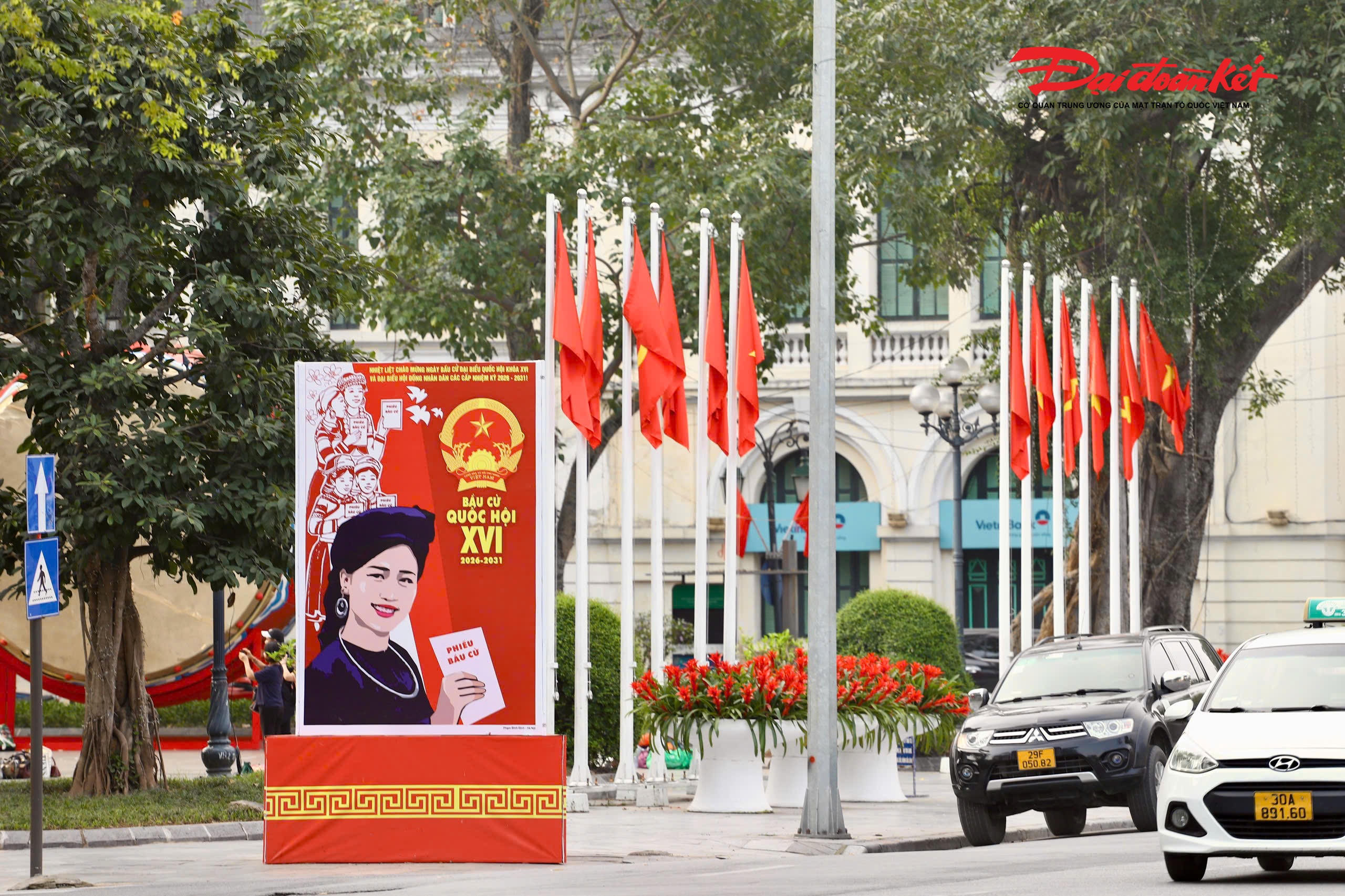 Tại nhiều tuyến phố trung tâm, khu dân cư và trụ sở UBND các xã, phường trên địa bàn Hà Nội, công tác tuyên truyền phục vụ bầu cử đang được triển khai đồng bộ, nghiêm túc. Hàng trăm cụm pano cỡ lớn, băng rôn, khẩu hiệu được lắp đặt tại các trục đường chính, khu vực công cộng và điểm sinh hoạt cộng đồng, bảo đảm đúng nội dung, hình thức theo quy định, góp phần tạo không khí trang trọng, hướng về ngày hội của toàn dân.