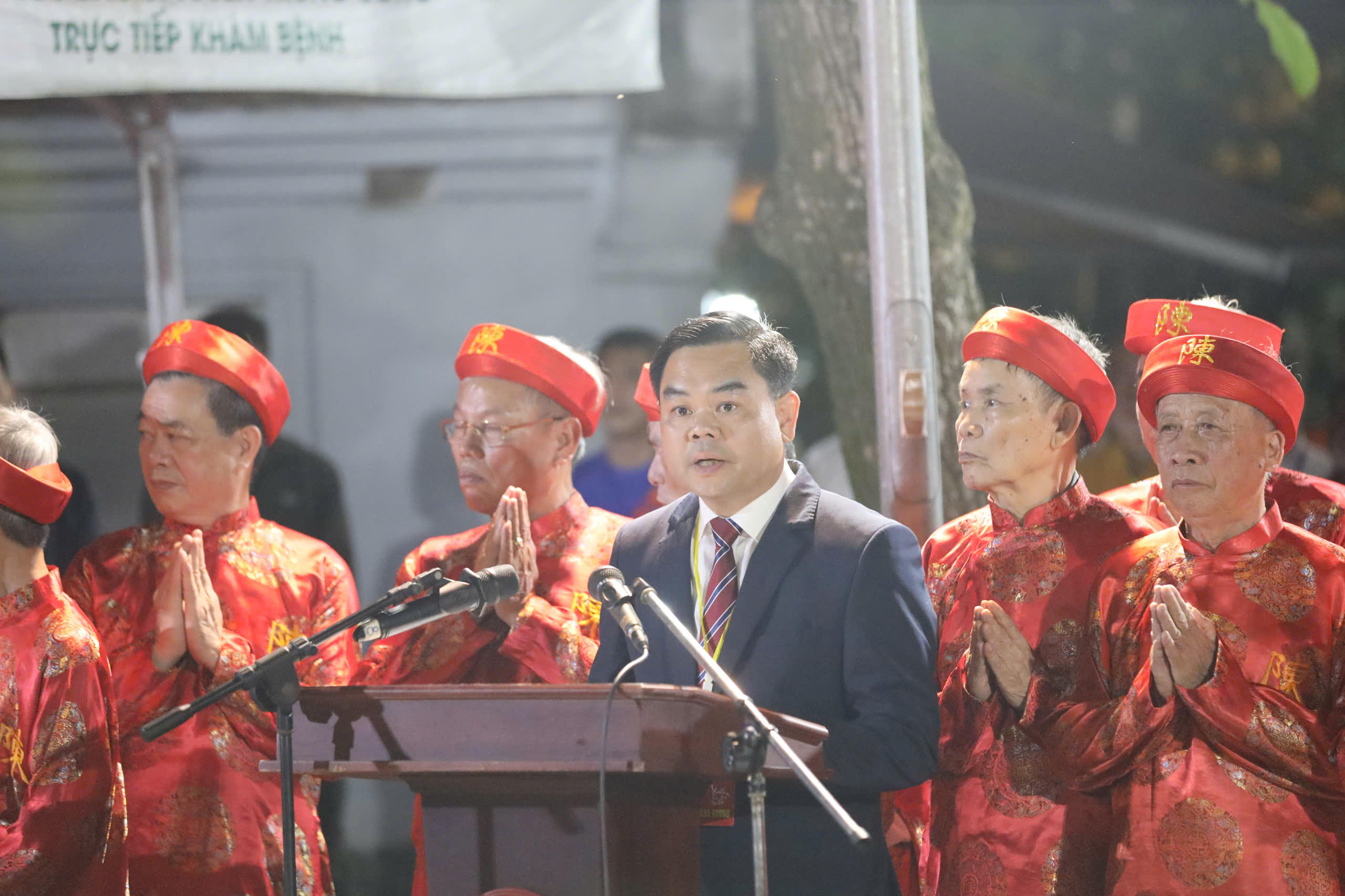 Chủ tịch UBND phường Nam Định Phạm Hồng Thái phát biểu tại lễ dâng hương. Ảnh: Duy Hưng&nbsp;