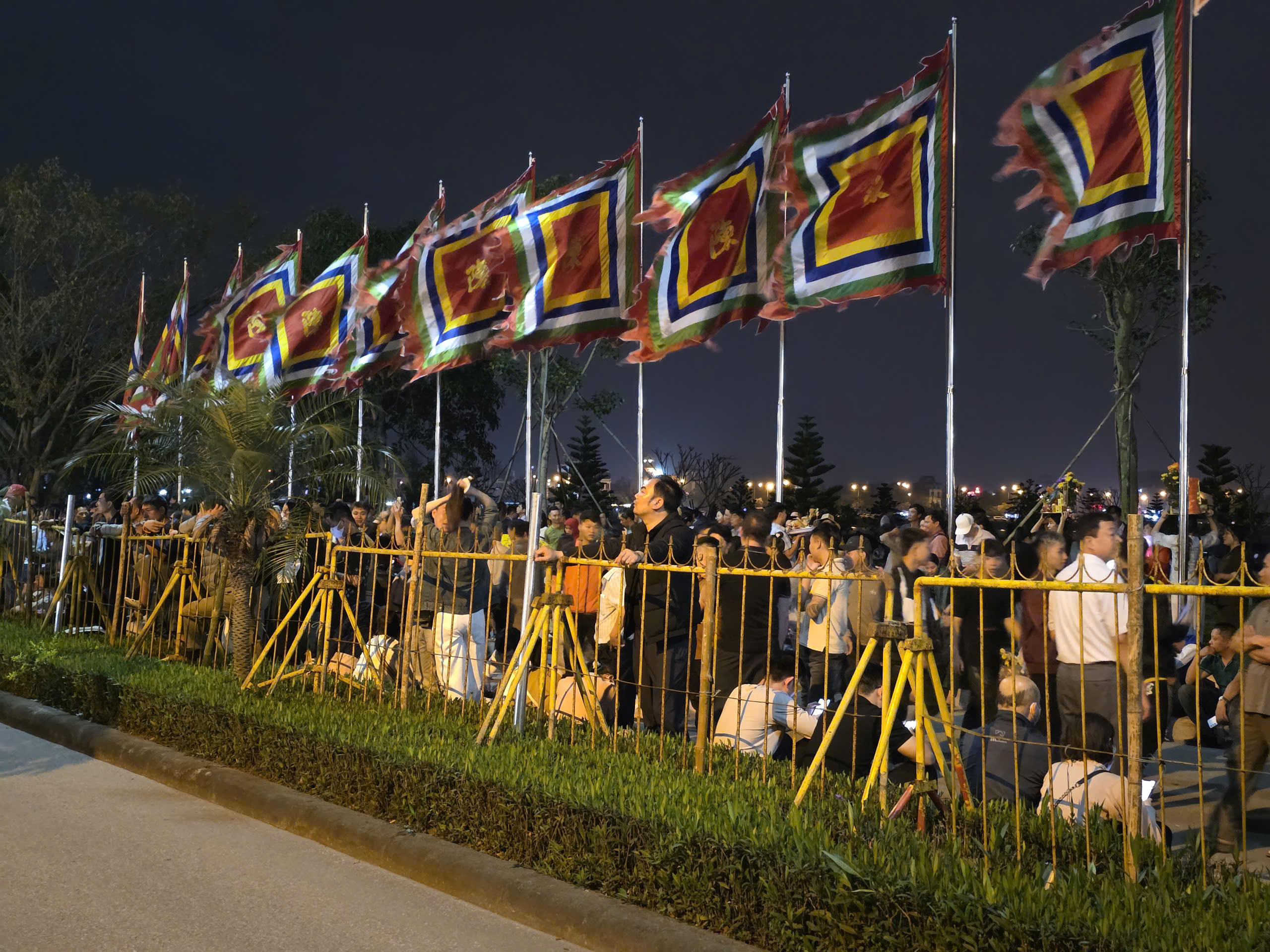 An ninh tại đền Trần trong đêm diễn ra nghi lễ khai ấn được chính quyền địa phương siết chặt. Ảnh: Duy Hưng.&nbsp;
