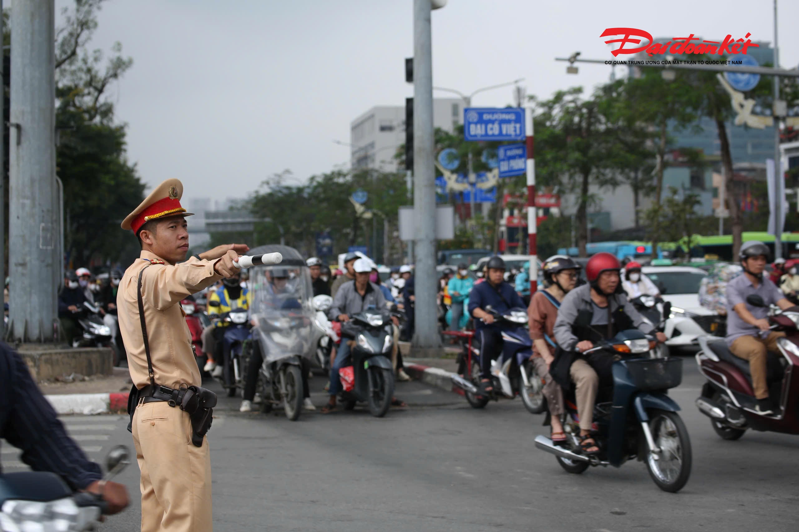 Thiếu tá Phạm Ngọc Thanh, cán bộ Đội CSGT đường bộ số 4 cho biết, bên cạnh công tác tuyên truyền, nhắc nhở và xử lý vi phạm hằng ngày, thời gian qua Công an TP đã lắp đặt hệ thống camera AI trên toàn tuyến. Hệ thống không chỉ phục vụ giám sát, điều hành giao thông mà còn ghi nhận vi phạm về trật tự an toàn giao thông, trật tự đô thị 24/24 giờ, góp phần nâng cao ý thức chấp hành của người dân và tạo hiệu ứng răn đe rõ rệt.