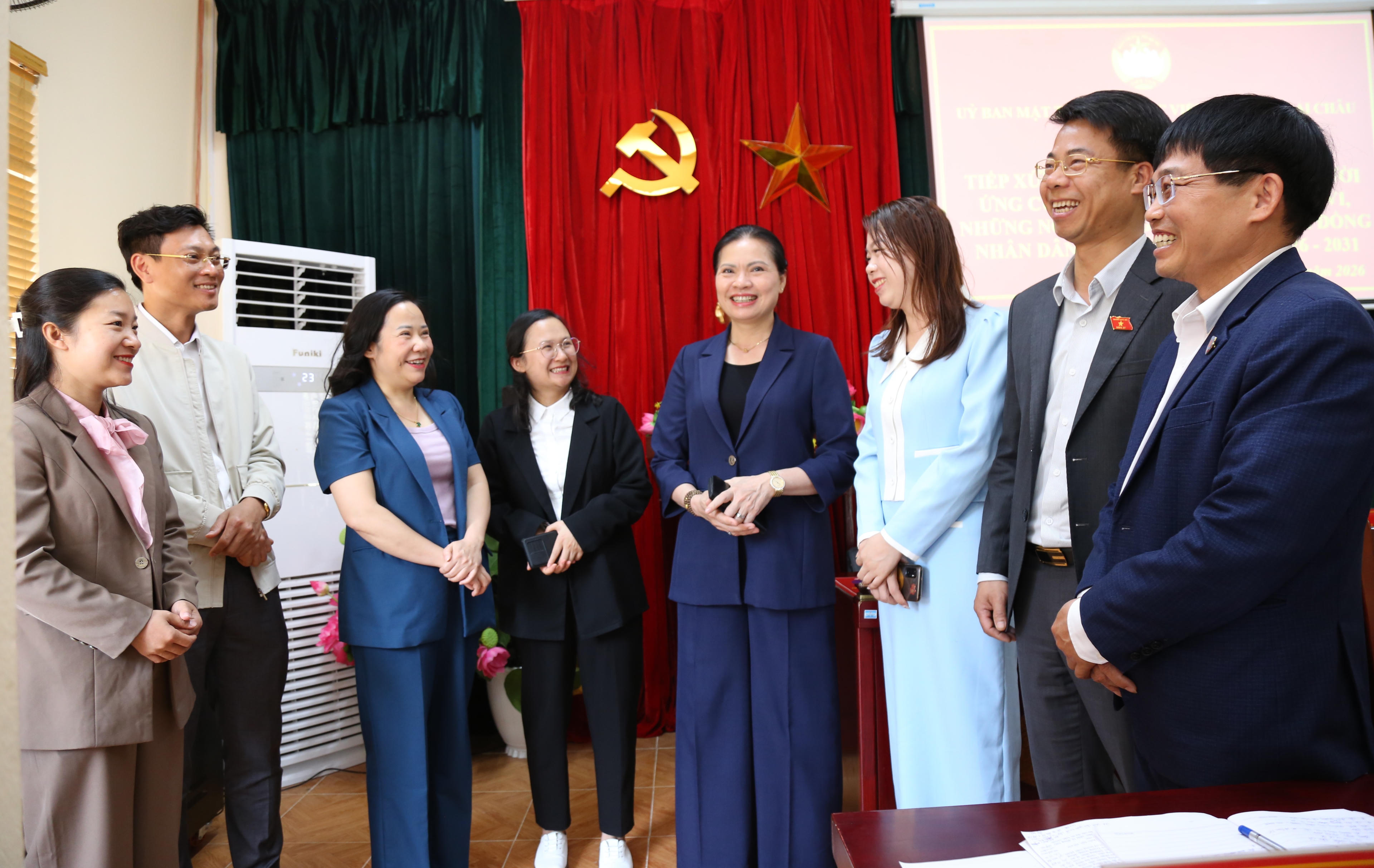 Bà Hà Thị Nga dành thời gian trao đổi, động viên và lắng nghe tâm tư của các ứng cử viên đại biểu Quốc hội khóa XVI và HĐND các cấp tỉnh Lai Châu nhiệm kỳ 2026 - 2031.
Sự quan tâm chân thành ấy tiếp thêm động lực để các ứng cử viên vững tin trước niềm tin và kỳ vọng của cử tri.. 