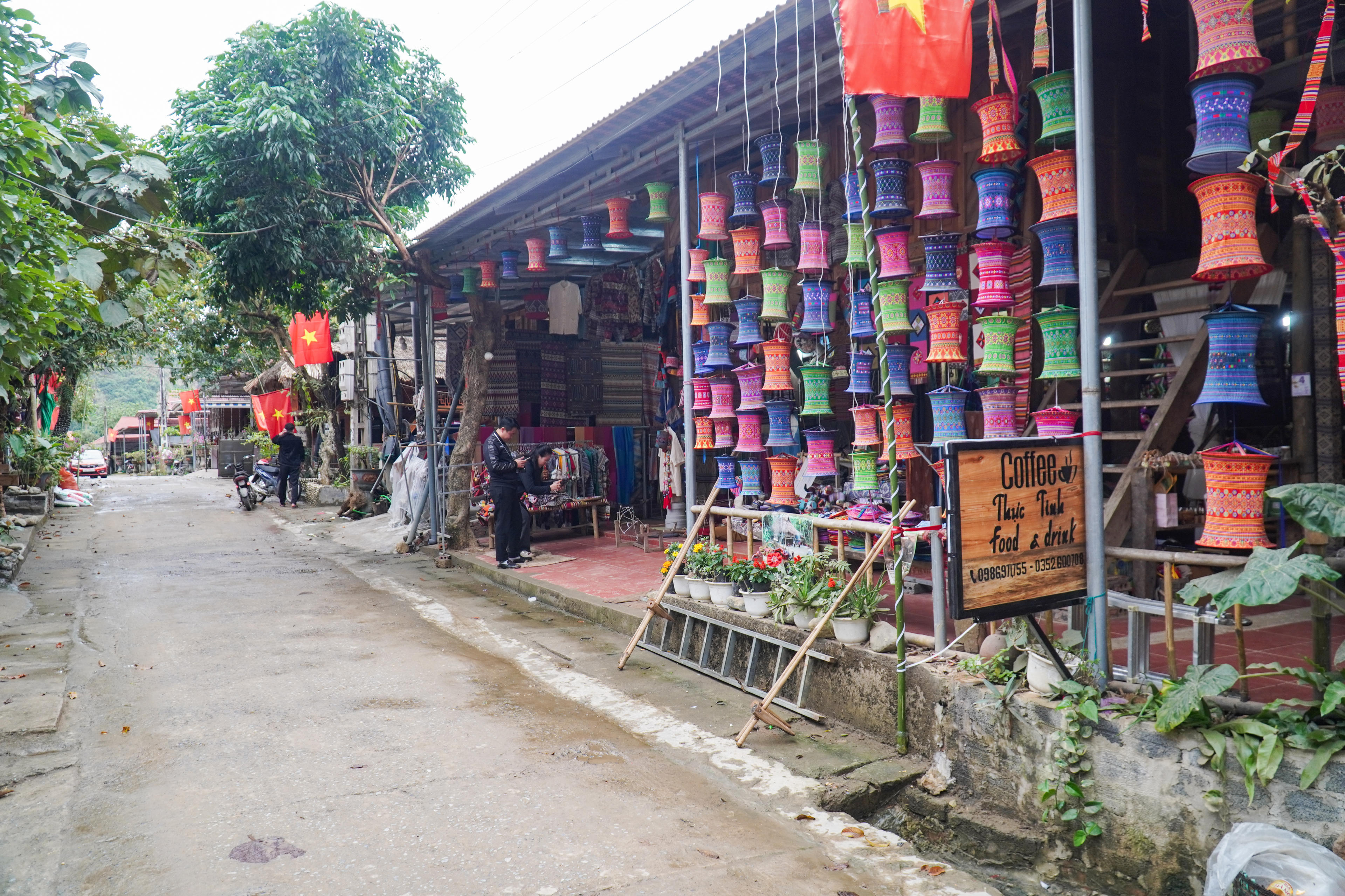 Ông Nguyễn Nam Phong - Phó Chủ tịch UBND xã Pù Luông cho biết, hiện thôn Lặn Ngoài có khoảng 105 hộ tham gia dệt thổ cẩm, thu nhập bình quân đạt khoảng 6-8 triệu đồng/người/tháng. Ảnh: Đình Minh.