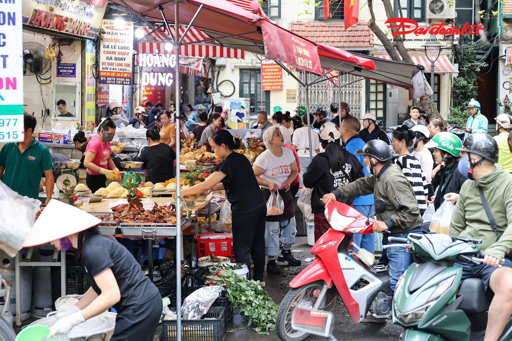 Rằm tháng Giêng hay còn được gọi là Tết Nguyên tiêu, là một trong những lễ cúng quan trọng trong đời sống văn hóa tín ngưỡng của nhiều gia đình Việt. Vào ngày này, các gia đình thường chú trọng làm những mâm cỗ thịnh soạn để cúng ông bà, tổ tiên với mong muốn cầu một năm mạnh khỏe, gia đạo an yên, mọi việc như ý.