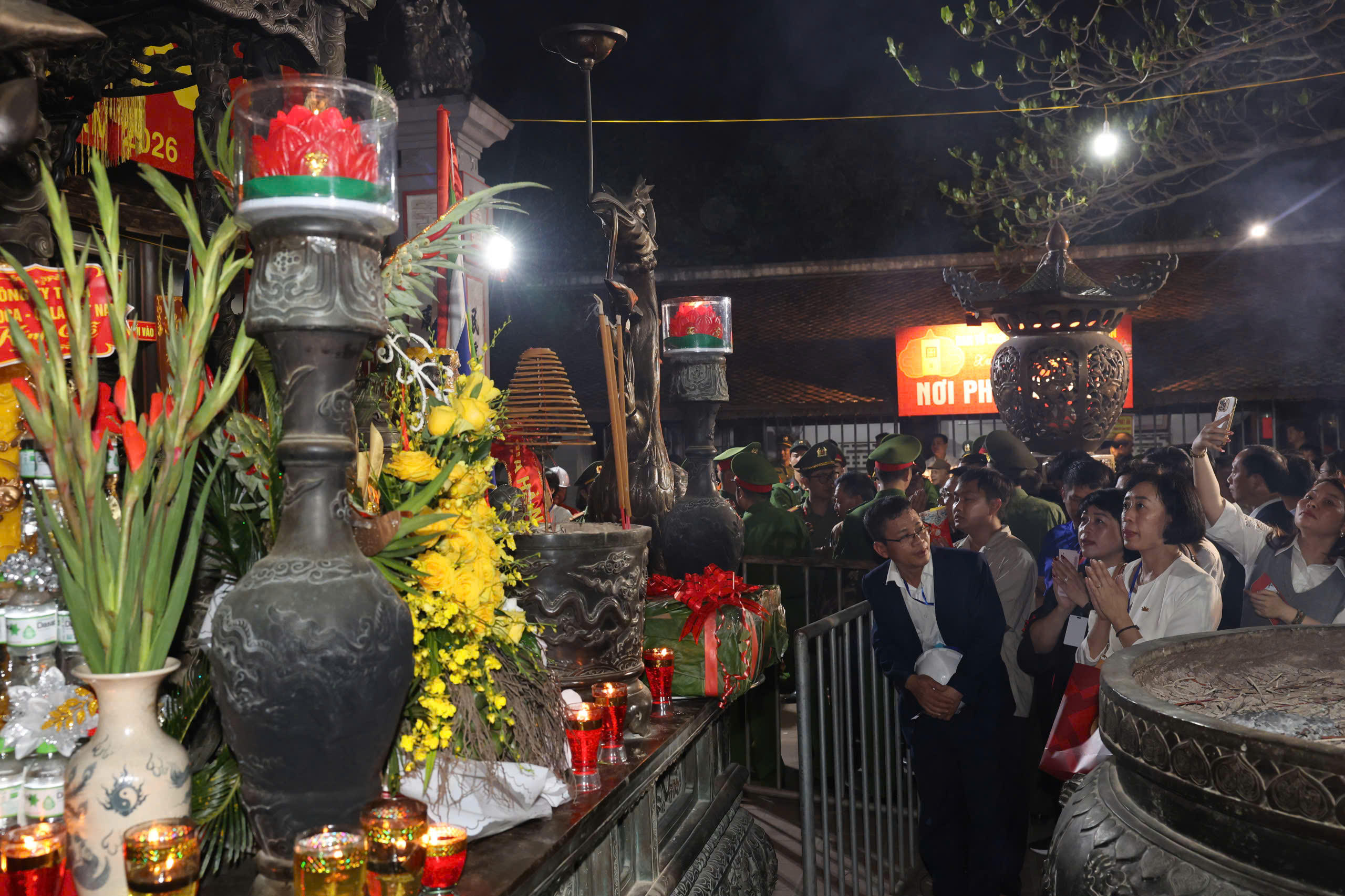 Người dân hành lễ tại đền Thiên Trường. Ảnh: Duy Hưng