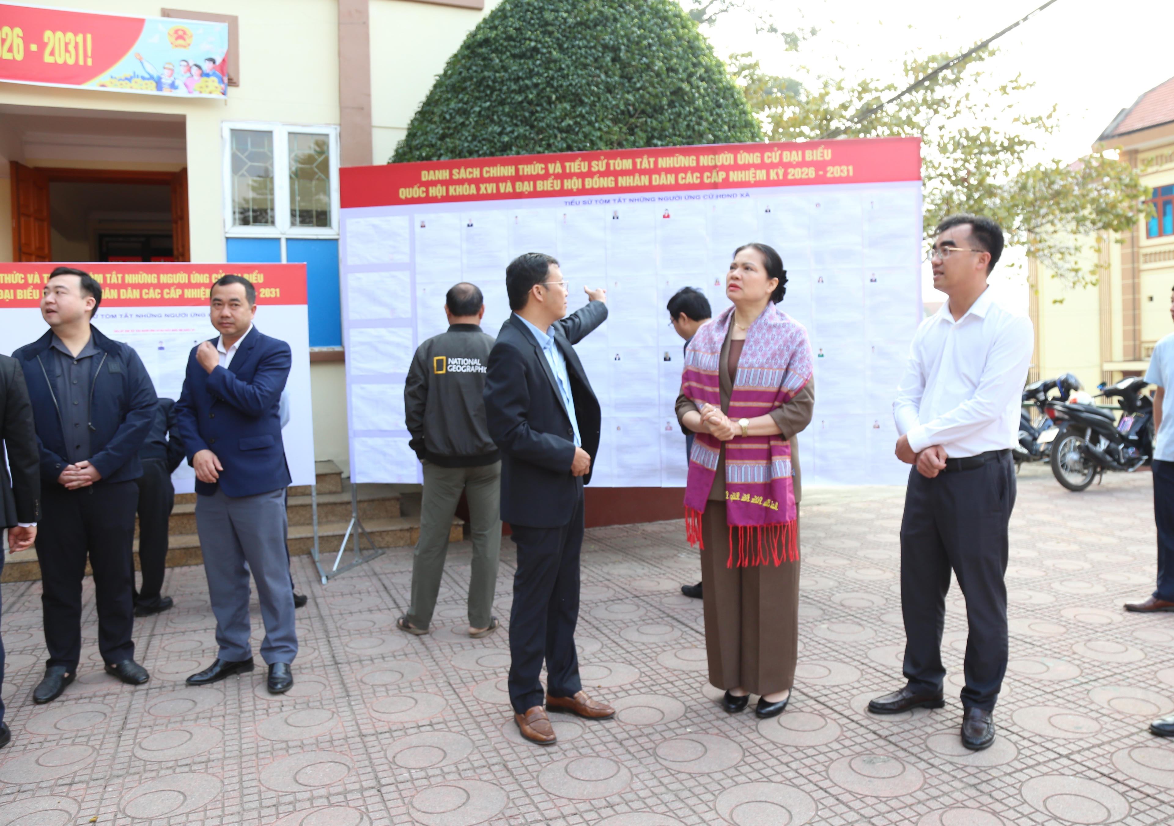 Tại các điểm tiếp xúc cử tri, bà Hà Thị Nga luôn ân cần hỏi han cán bộ địa phương về công tác chuẩn bị bầu cử và nắm bắt tâm tư, nguyện vọng của nhân dân.. 