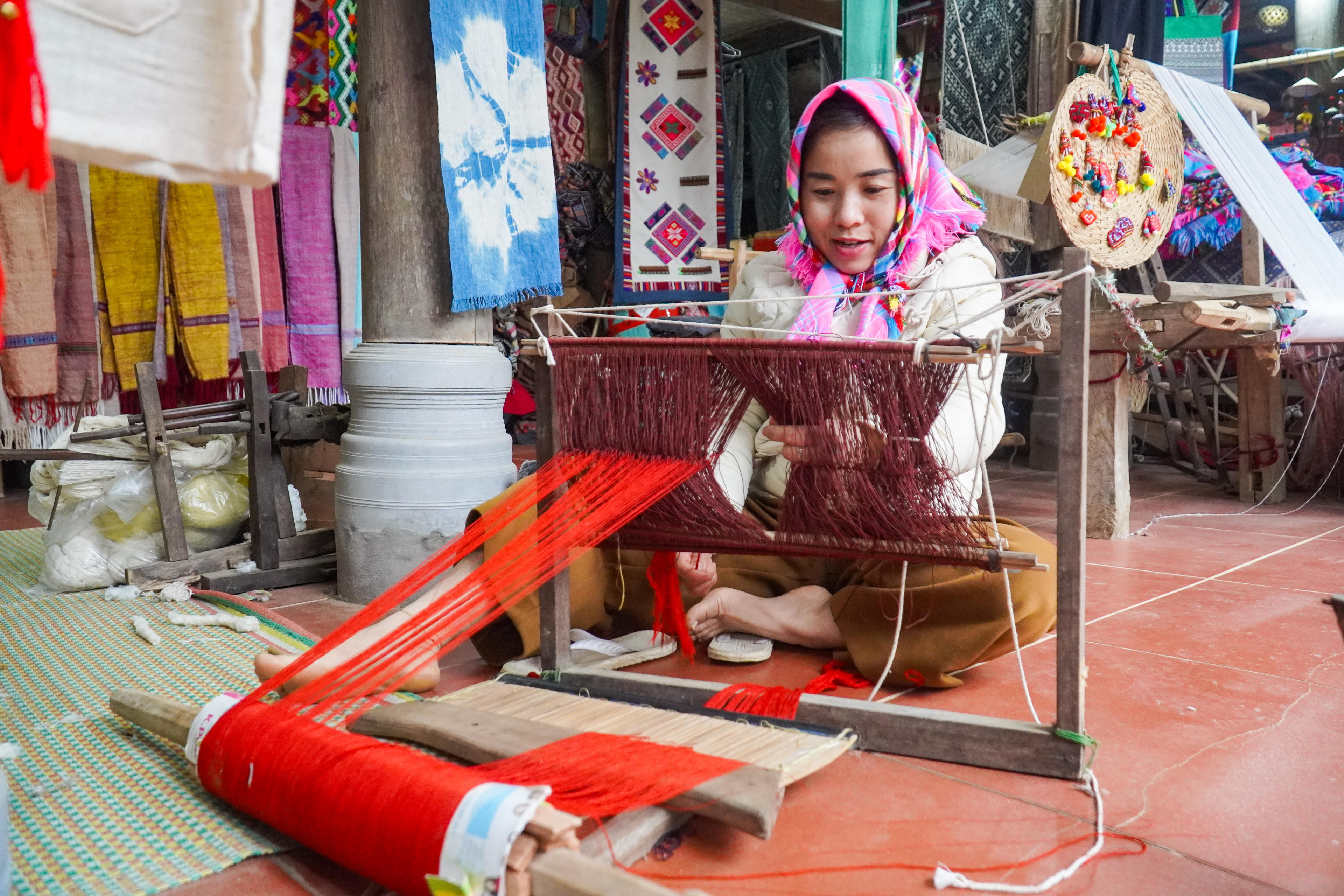 Chị Hà Thị Tinh, trú thôn Lặn Ngoài cho biết: Để tiếp cận khách hàng, quảng bá sản phẩm, ngoài bán hàng trực tiếp tại các khu chợ và địa phương, chị cùng những người trẻ tại địa phương đã đưa sản phẩm đến với bạn bè trong nước và quốc tế.