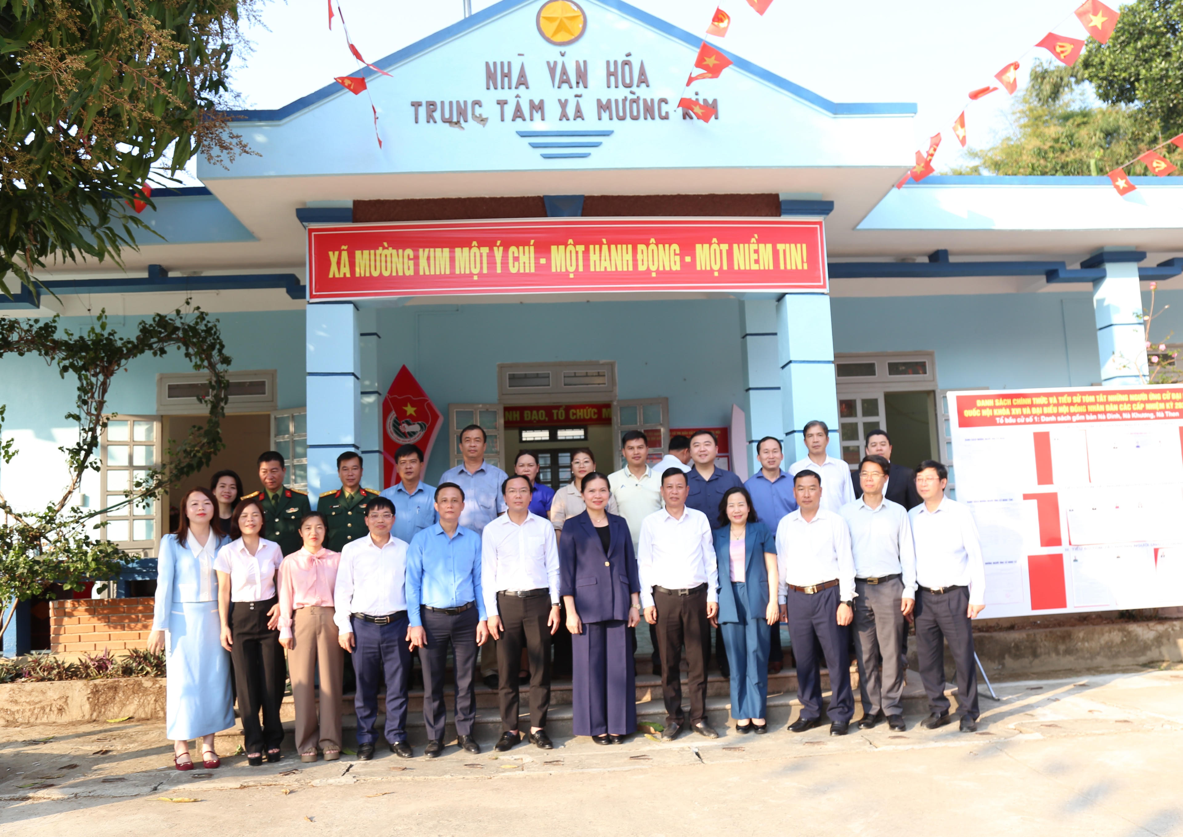 Khoảnh khắc bà Hà Thị Nga chụp ảnh cùng các đại biểu, lãnh đạo địa phương sau buổi tiếp xúc cử tri- đọng lại niềm tin và sự gắn bó. Không chỉ là bức ảnh kỷ niệm, mà là dấu ấn của trách nhiệm, lắng nghe và cam kết đồng hành cùng nhân dân.