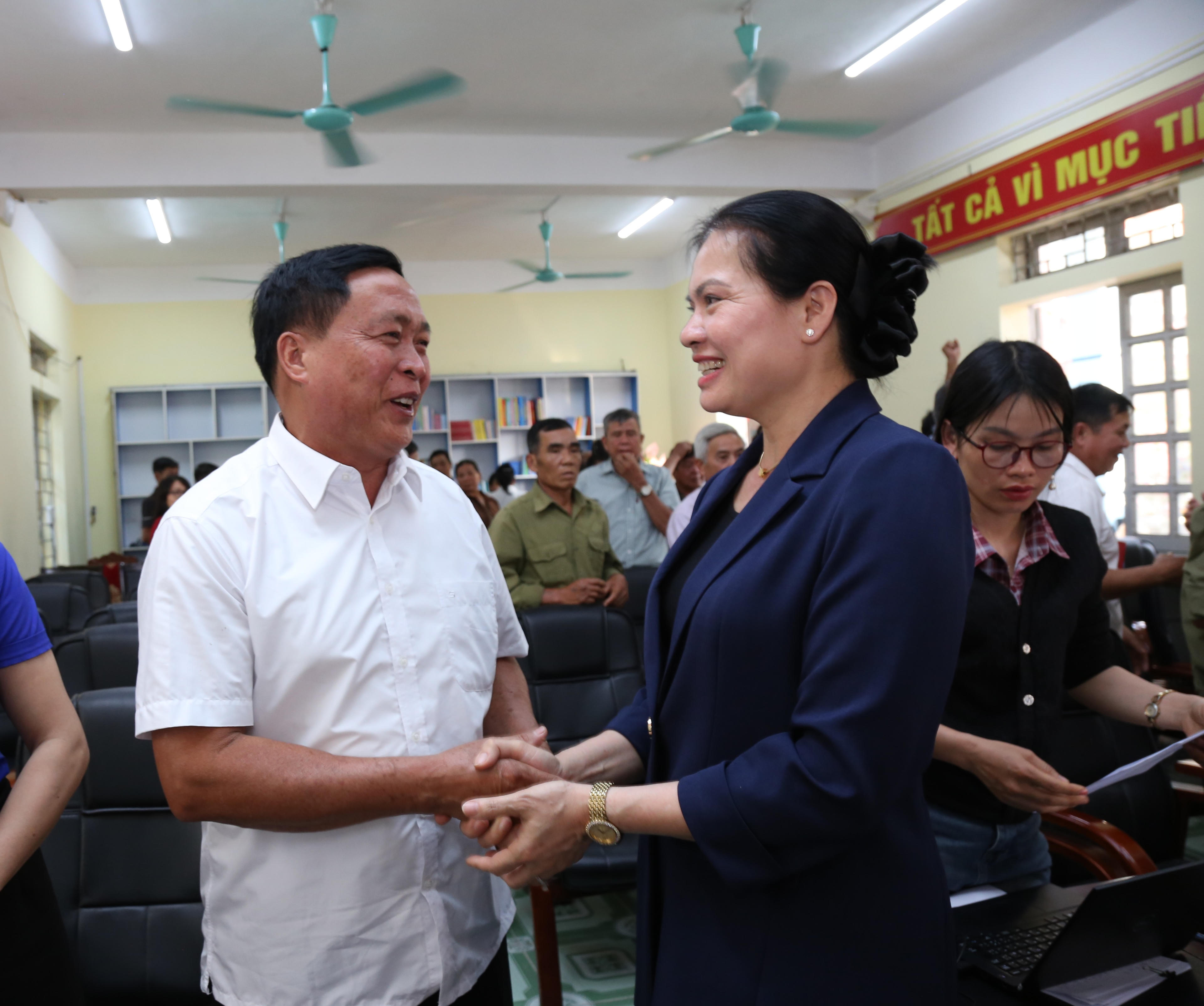 Tranh thủ phút giải lao giữa hội nghị tiếp xúc cử tri, bà Hà Thị Nga xuống từng bàn bắt tay, thăm hỏi và lắng nghe cử tri. Những cái bắt tay gần gũi, những lời động viên chân thành làm ấm cả không khí hội trường.. 