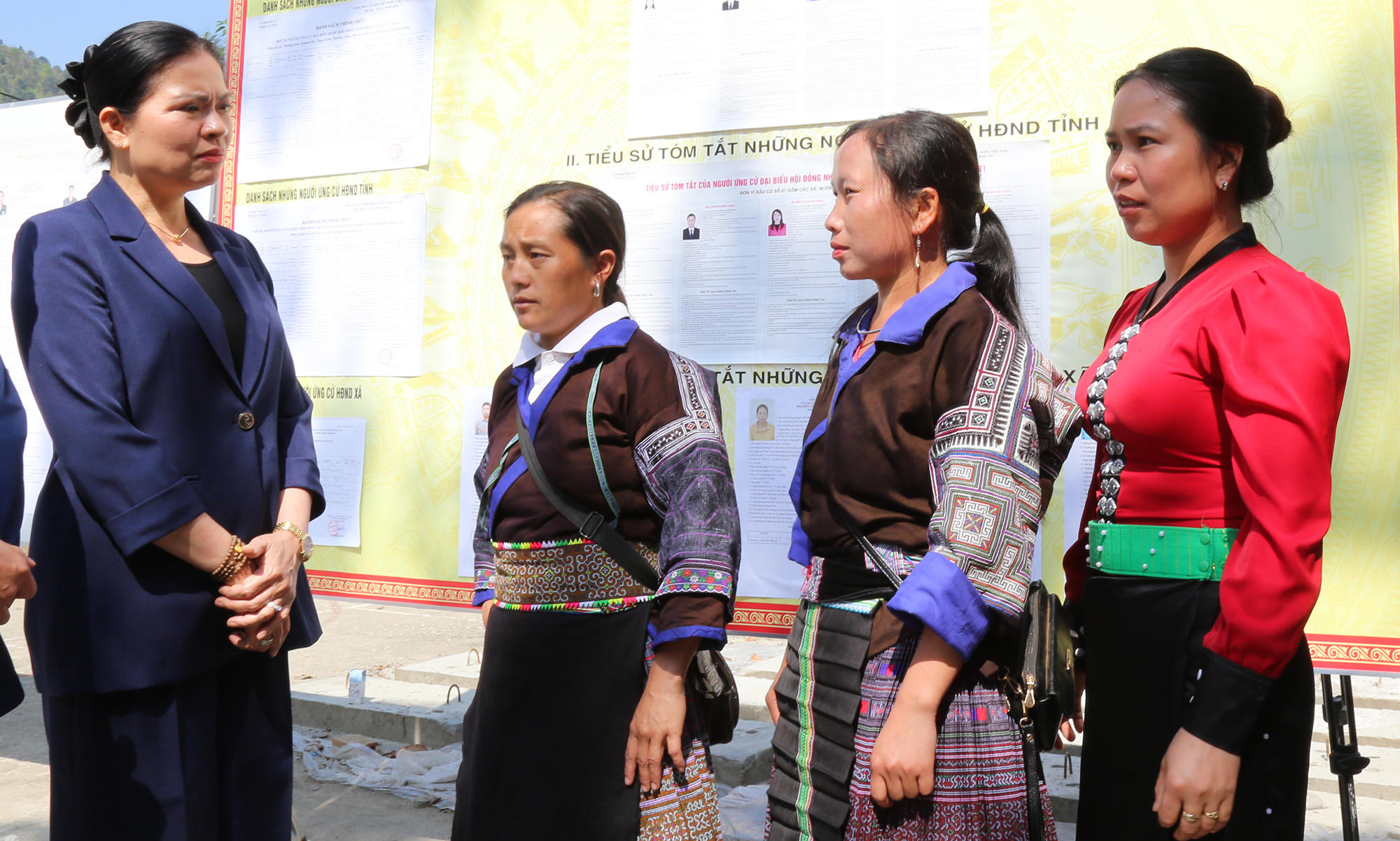 Chị Lý Thị Chu (thứ hai từ trái sang), dân tộc Hmông ở bản Huổi Cày, xã Khoen On bày tỏ xúc động trước sự quan tâm của Phó Chủ tịch - Tổng Thư ký Ủy ban Trung ương MTTQ Việt Nam Hà Thị Nga. Chị vui mừng khi được trực tiếp nghe chương trình hành động của các ứng cử viên và mong các chính sách dành cho đồng bào dân tộc thiểu số sớm đi vào cuộc sống, để bà con ngày càng ấm no, hạnh phúc.. 