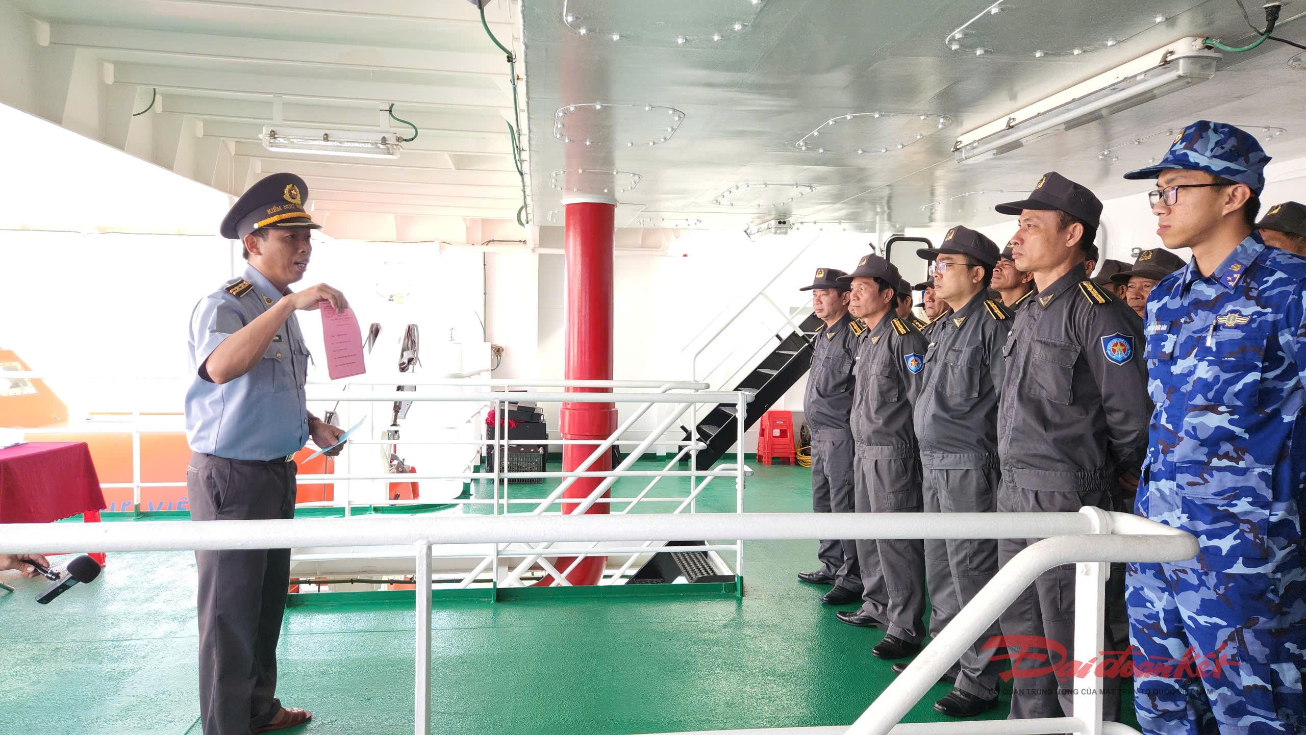Công tác hướng dẫn bầu cử cho cán bộ, chiến sĩ, kiểm ngư và cảnh sát biển. Ảnh: H.Lê.