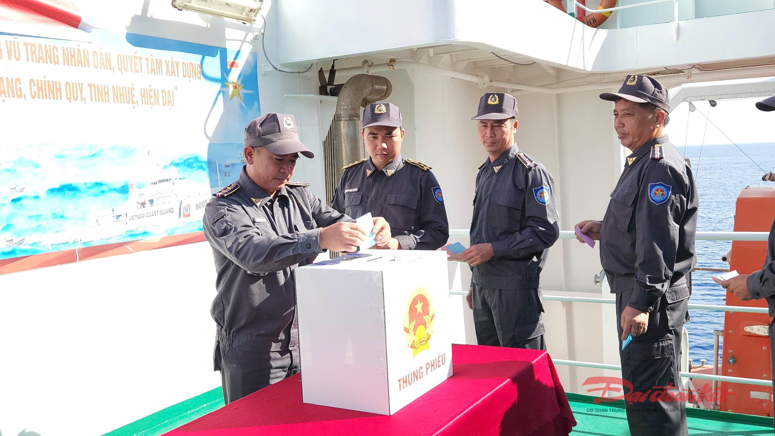 Các cử tri tham gia bỏ phiếu bầu cử. Ảnh: H.Lê.