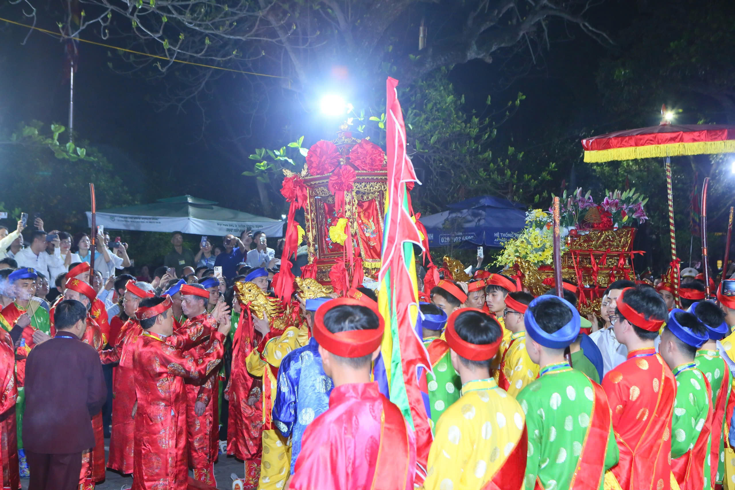 Kiệu ấn được rước vào sân đền Thiên Trường. Ảnh: Duy Hưng