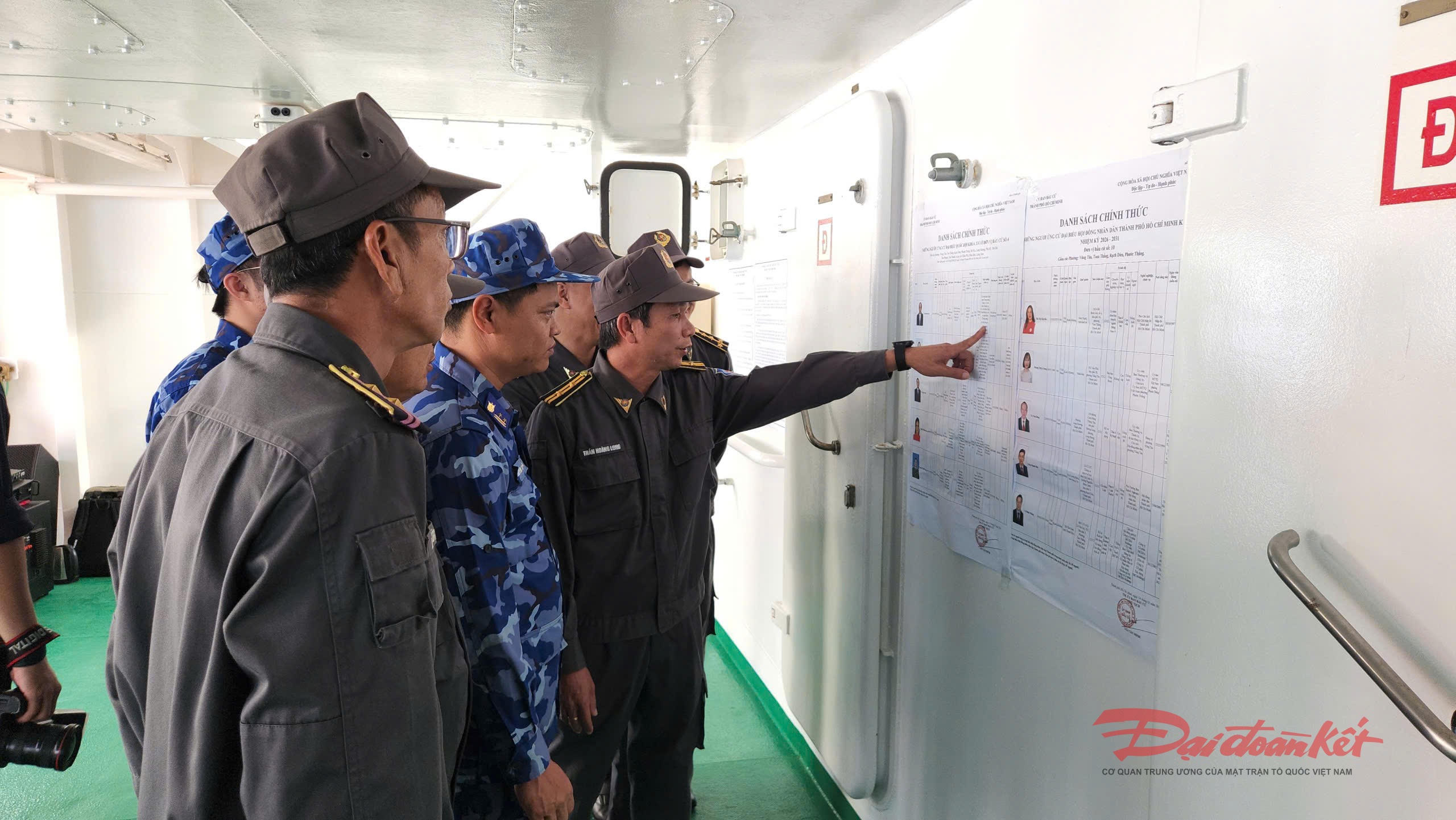 Các cán bộ, chiến sĩ, nhân viên, hải đội thường trực tìm hiểu thông tin người ứng cử. Ảnh: H.Lê.