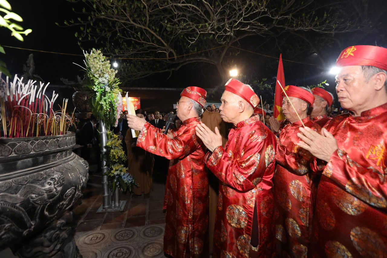 Cộng đồng ở địa phương kính cáo các vua Trần trước khi thực hiện nghi lễ khai ấn. Ảnh: Duy Hưng