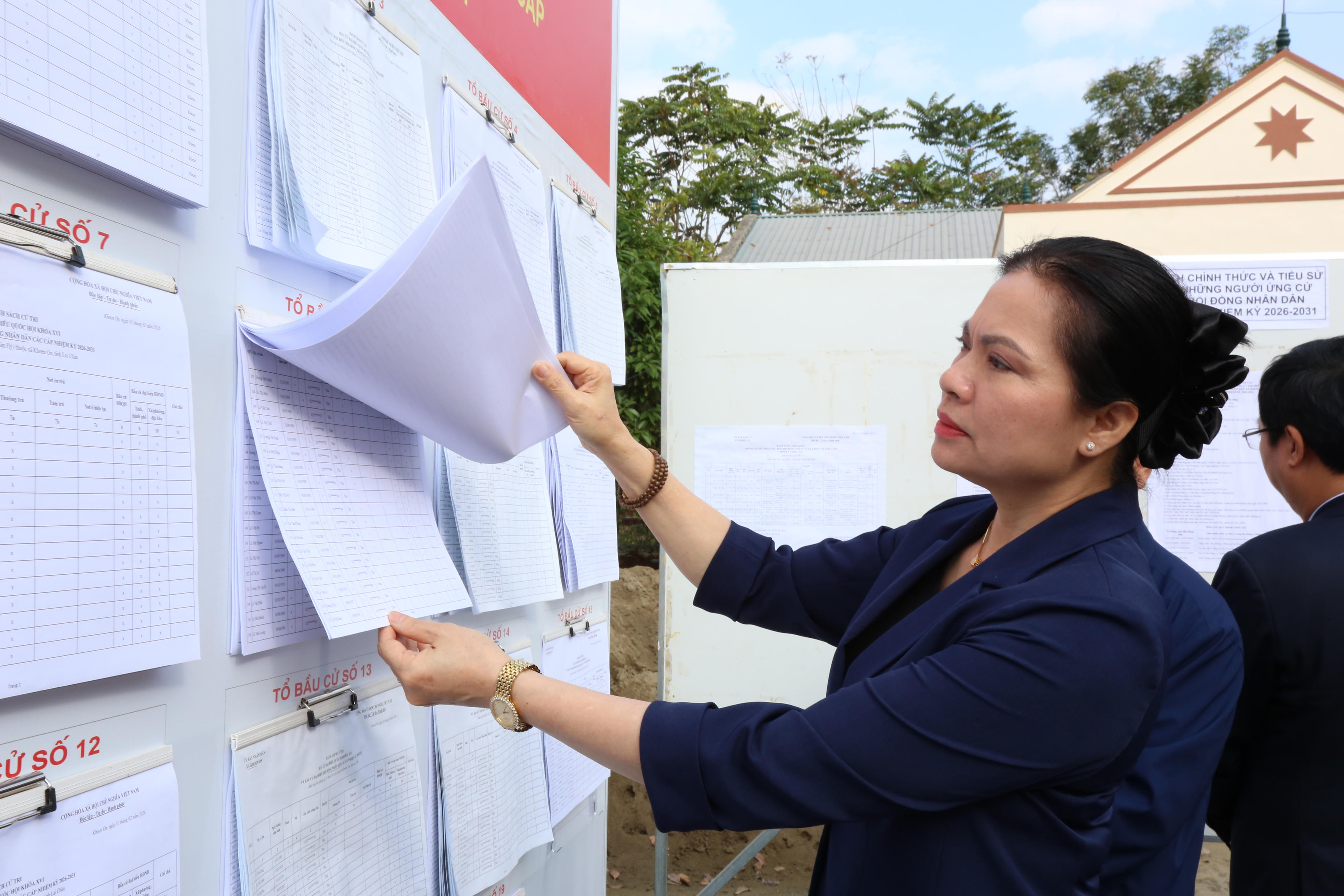 Phó Chủ tịch - Tổng Thư ký Ủy ban Trung ương MTTQ Việt Nam Hà Thị Nga trực tiếp xem danh sách, tìm hiểu kỹ tiểu sử các ứng cử viên đại biểu Quốc hội và HĐND các cấp tại các điểm tiếp xúc cử tri ở Lai Châu.. 