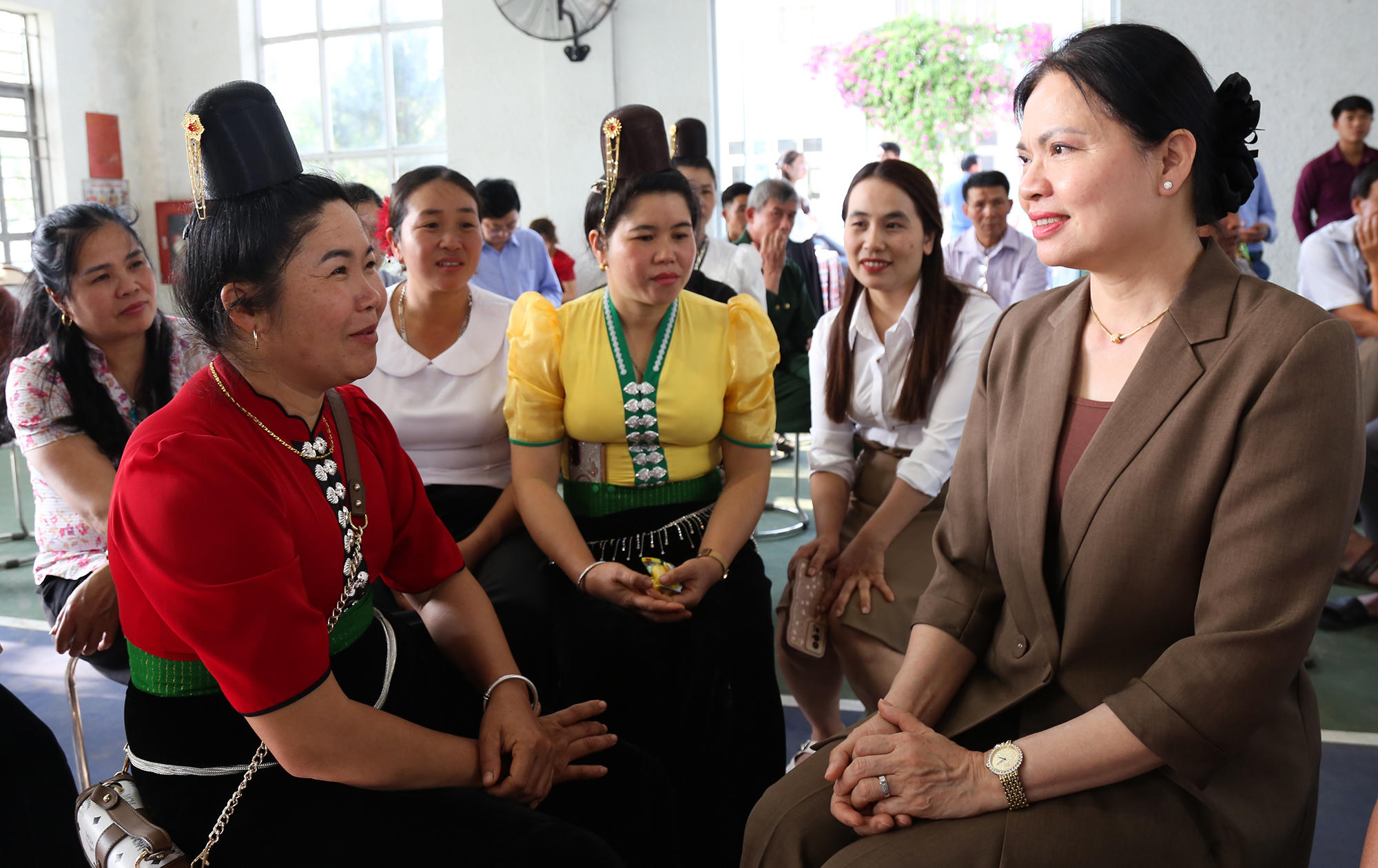 Tại xã Mường Than, trong phút nghỉ giữa hội nghị, bà Hà Thị Nga dành thời gian trò chuyện thân tình với những phụ nữ dân tộc Thái. Giữa không khí gần gũi ấy là sự sẻ chia mộc mạc, ấm áp như tình người nơi bản làng vùng cao.. 
