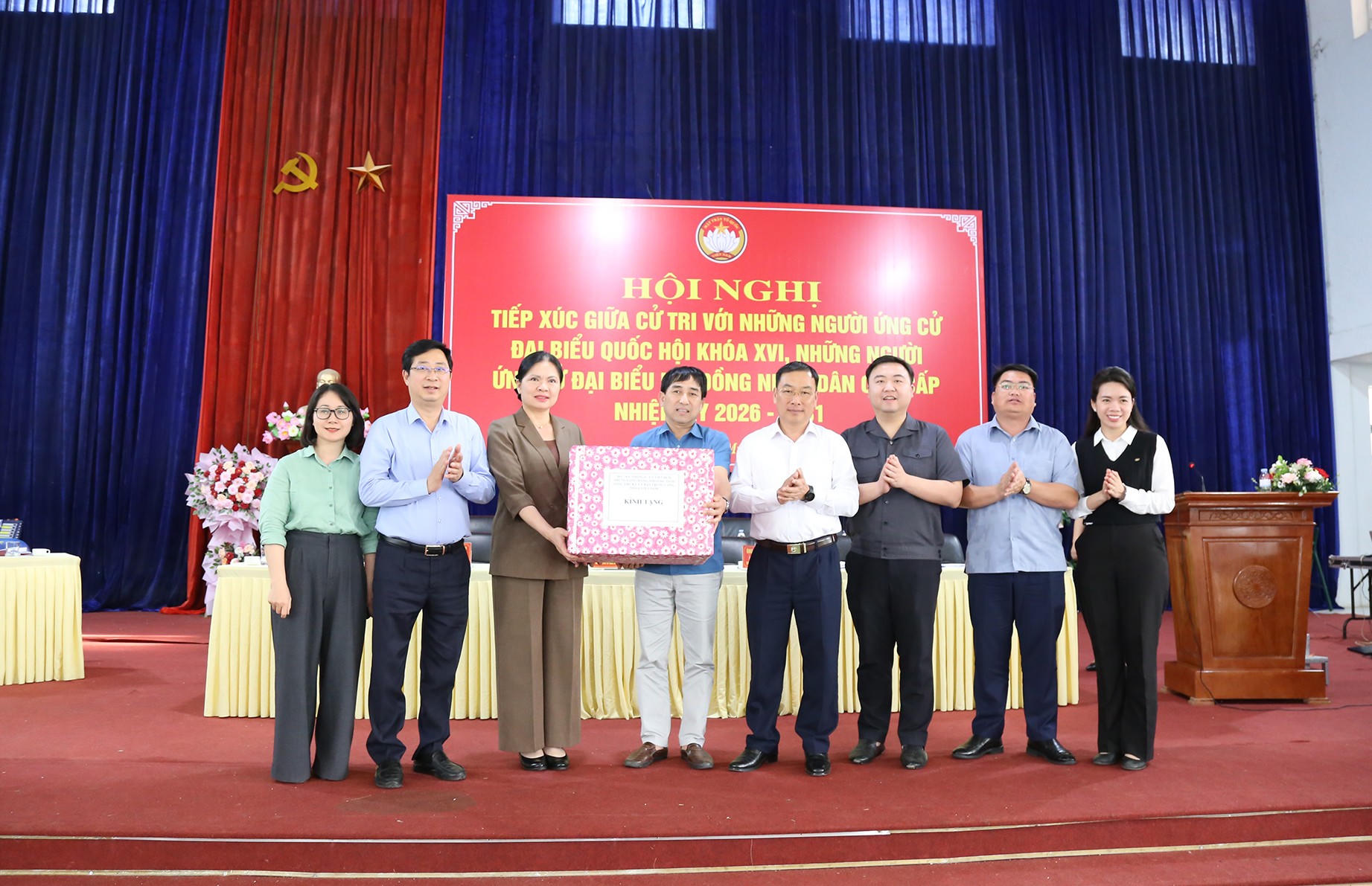 Phó Chủ tịch - Tổng Thư ký Ủy ban Trung ương MTTQ Việt Nam Hà Thị Nga dành sự quan tâm sâu sắc tới trường học vùng cao khi trực tiếp trao quà cho thầy và trò trường THPT Mường Than.