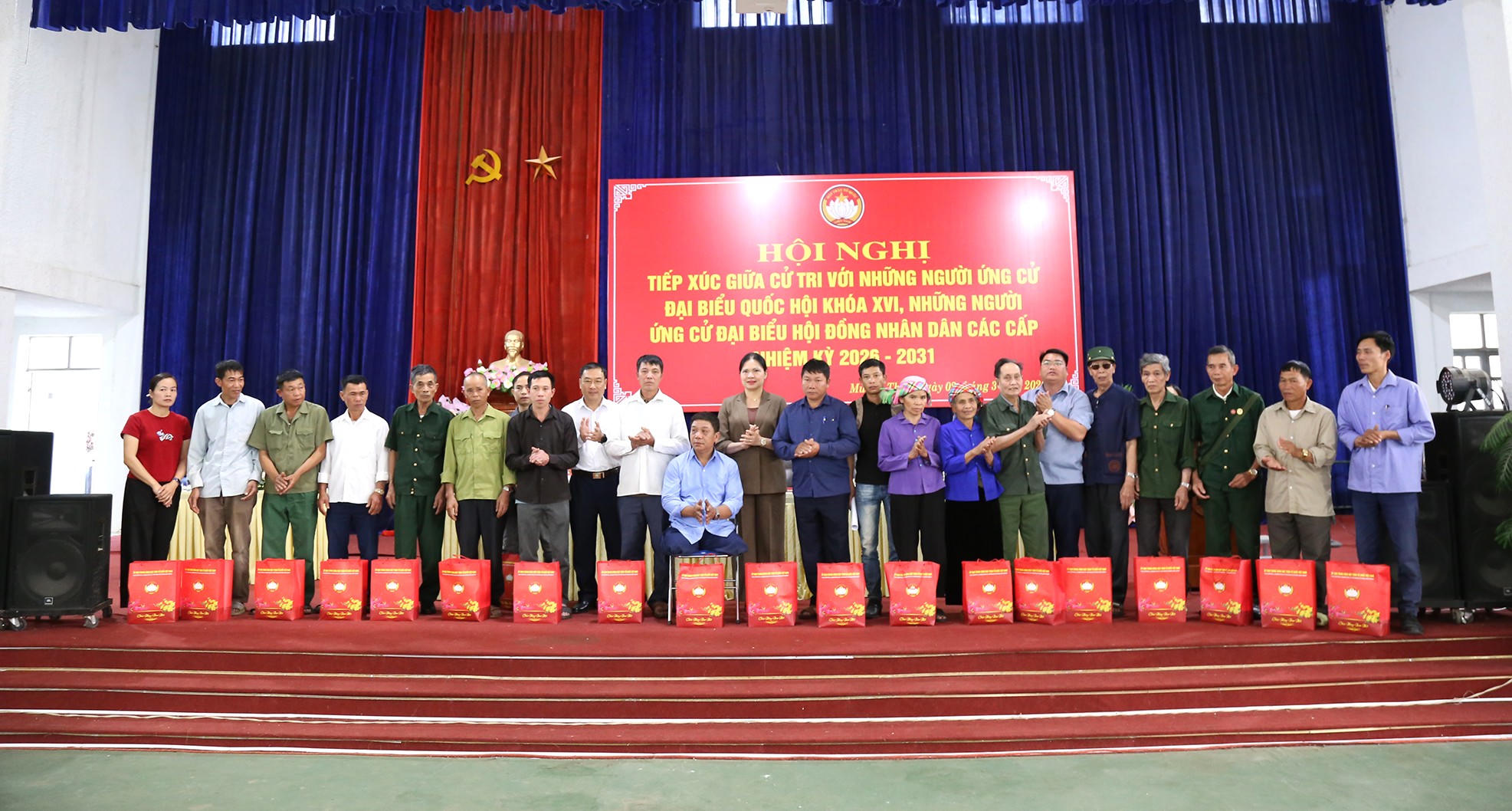 Phó Chủ tịch - Tổng Thư ký Hà Thị Nga trao 80 suất quà của Ủy ban Trung ương MTTQ Việt Nam tới bà con vùng cao Lai Châu trong dịp tiếp xúc cử tri. Món quà tuy giá trị vật chất không lớn nhưng gửi gắm tình cảm, trách nhiệm và sự sẻ chia chân thành. Đó không chỉ là sự hỗ trợ trước mắt, mà còn là biểu tượng của tinh thần đại đoàn kết, sự gắn bó từ Trung ương tới từng thôn bản, cùng chung tay vì cuộc sống ấm no của nhân dân.. 