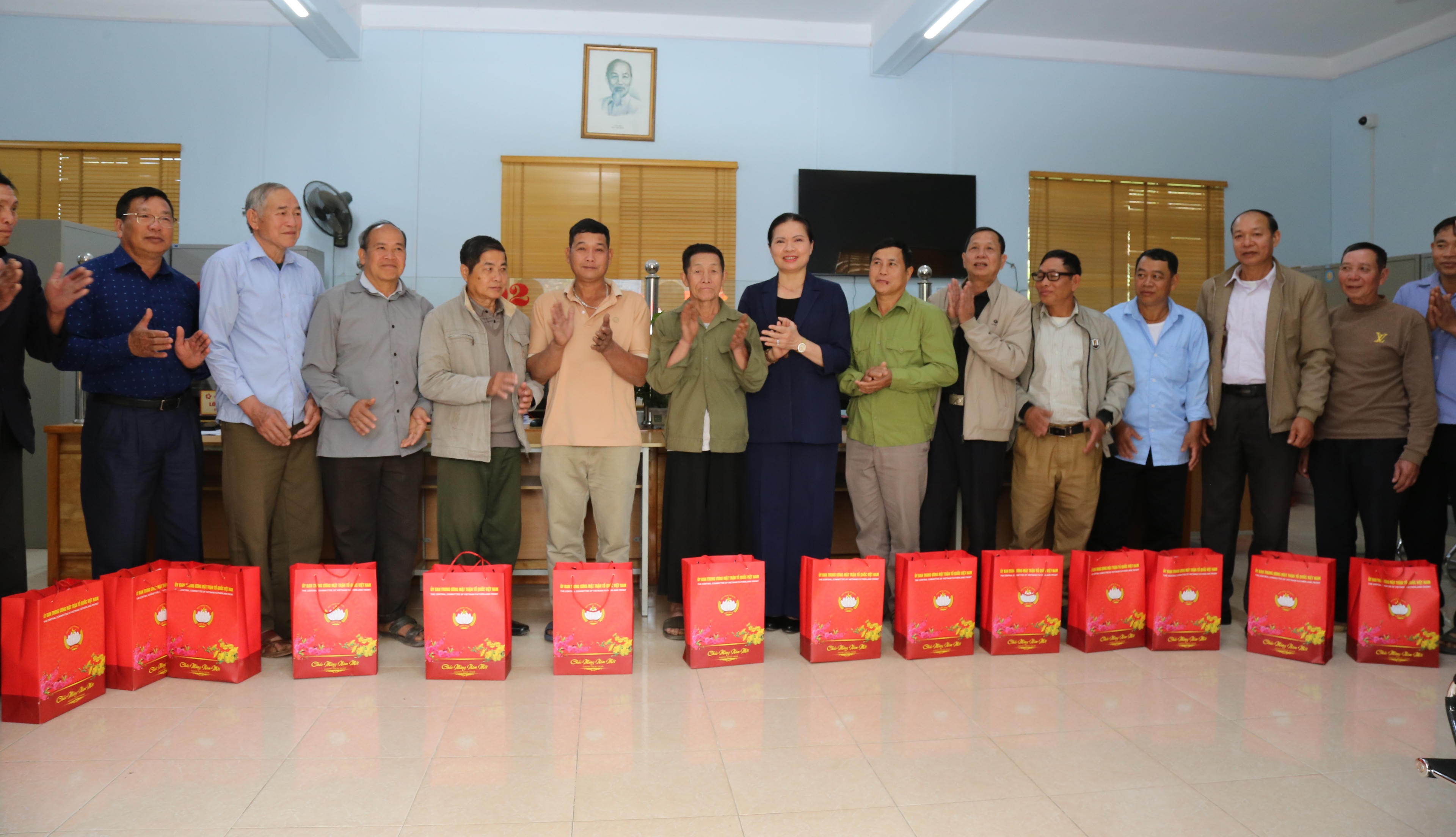 Khoen On  là xã đặc biệt khó khăn của tỉnh Lai Châu, nơi một bộ phận người đồng bào dân tộc thiểu số còn khó khăn, bà Hà Thị Nga tặng quà, động viên người dân cố gắng nỗ lực, vươn lên, luôn chấp hành tốt các chủ trương của Đảng, chính sách pháp luật của Nhà nước.