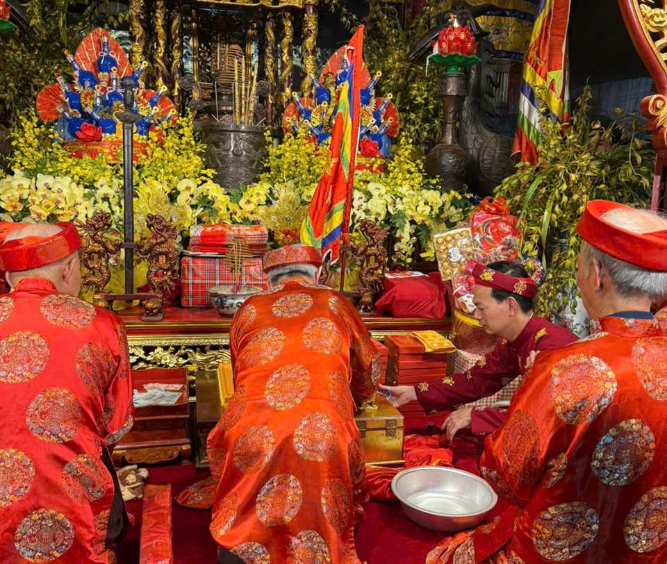 Các bậc cao niên thực hiện nghi lễ khai ấn trong nội cung đền Thiên Trường. Ảnh: CTV