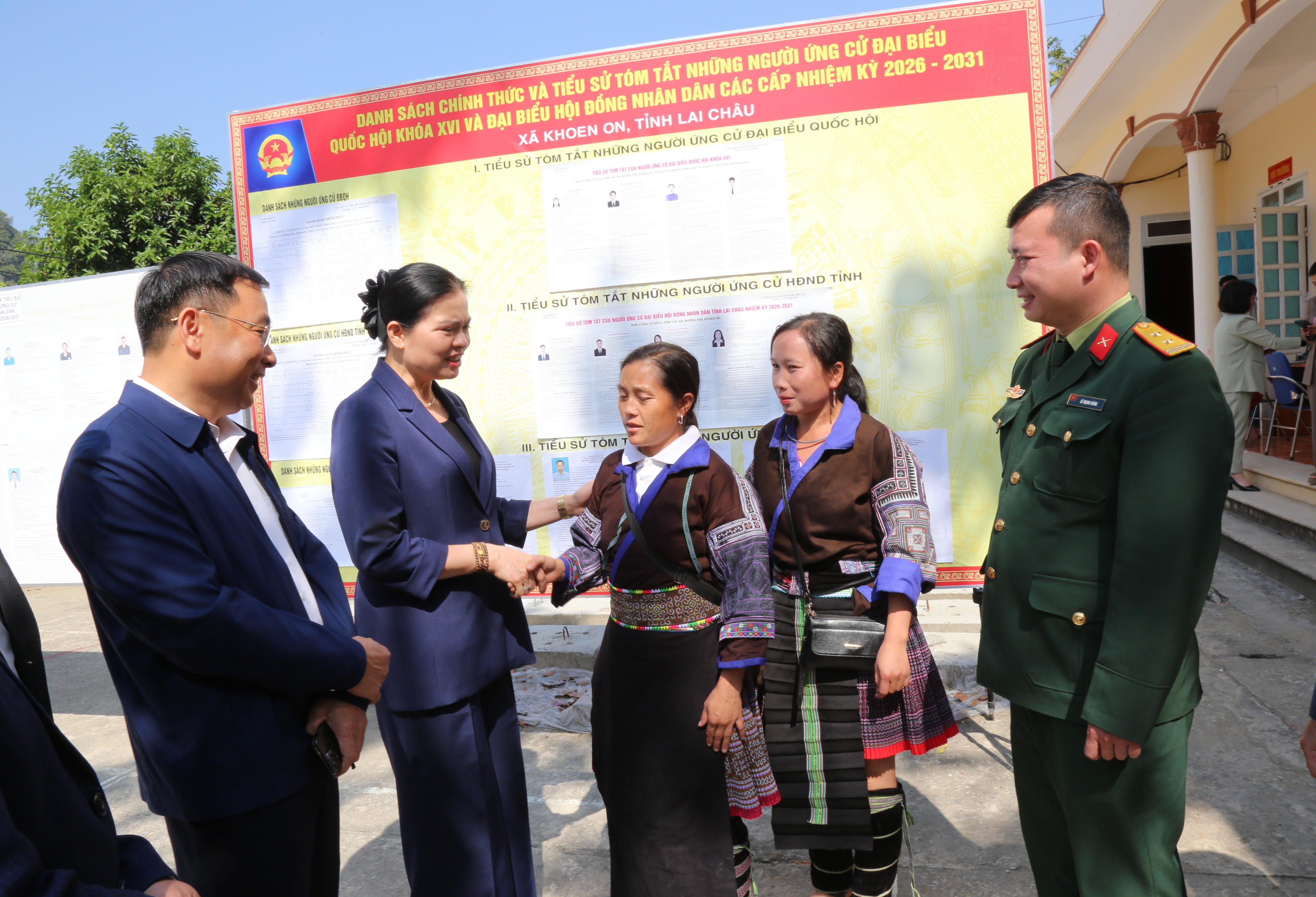 Trong hai ngày 1 và 2/3, Phó Chủ tịch - Tổng Thư ký Ủy ban Trung ương MTTQ Việt Nam Hà Thị Nga tiếp xúc cử tri cụm bầu cử số 1 tỉnh Lai Châu tại 4 xã: Khoen On, Mường Kim, Than Uyên và Mường Than.
Tại mỗi điểm đến, bà đều ân cần hỏi han, trao đổi về tình hình phát triển kinh tế - xã hội, đời sống cán bộ, đảng viên và nhân dân, thể hiện sự quan tâm sát sao với cơ sở.
