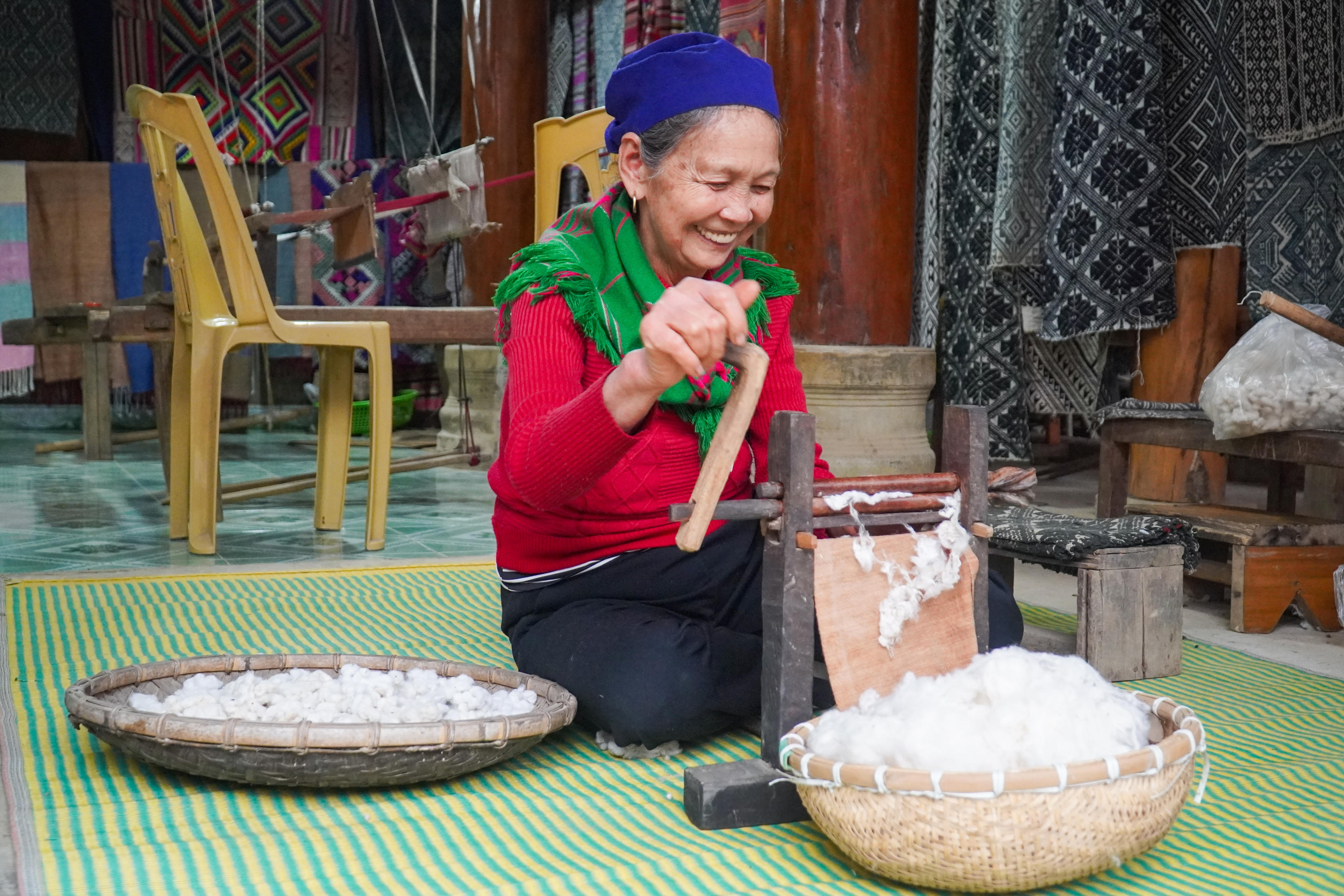 Bà Lò Thị Dân (72 tuổi, trú thôn Lặn Ngoài) cho biết: Nguyên liệu để dệt cẩm chủ yếu do người dân tự sản xuất, từ trồng bông, se sợi, nhuộm màu từ cây rừng. Ảnh: Đình Minh.