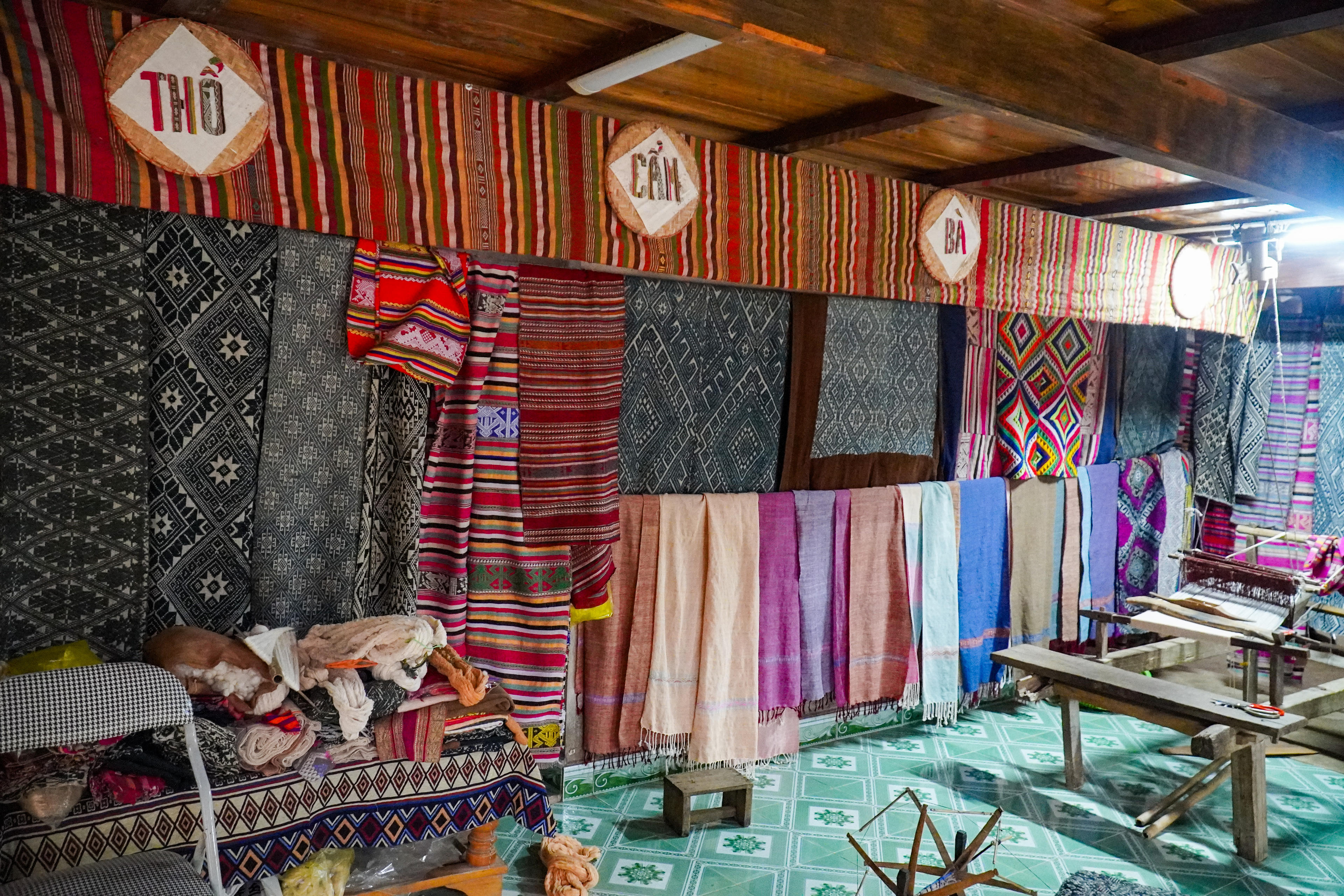 Hoa văn trên thổ cẩm phản ánh thế giới quan của người Thái với hình ảnh núi rừng, suối nguồn, chim muông, hoa lá… Mỗi họa tiết, không chỉ để trang trí mà còn mang ý nghĩa về ước vọng no ấm, hạnh phúc. Ảnh: Đình Minh.