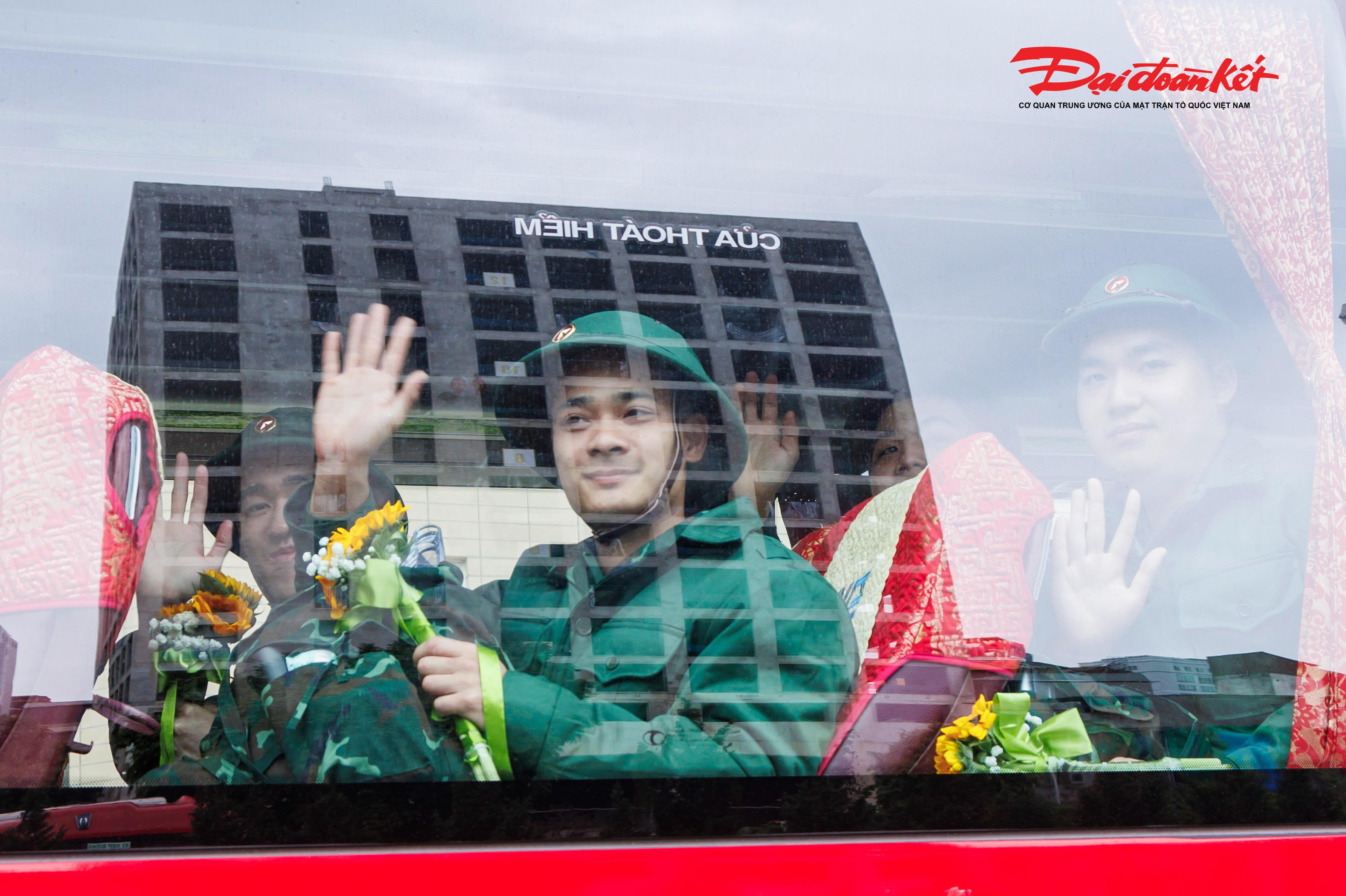 Các tân binh vẫy tay tạm biệt người thân lên đường nhập ngũ. Ảnh: Quang Vinh.