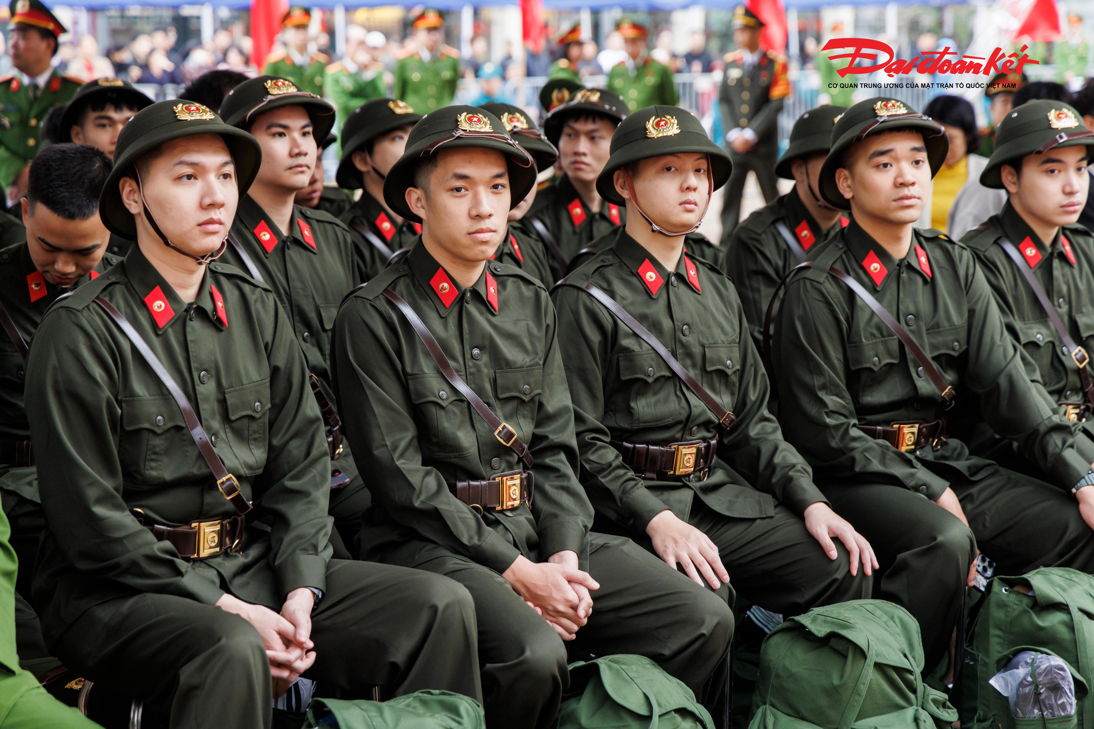 Các tân binh trước giờ lên đường nhập ngũ. Ảnh: Quang Vinh.