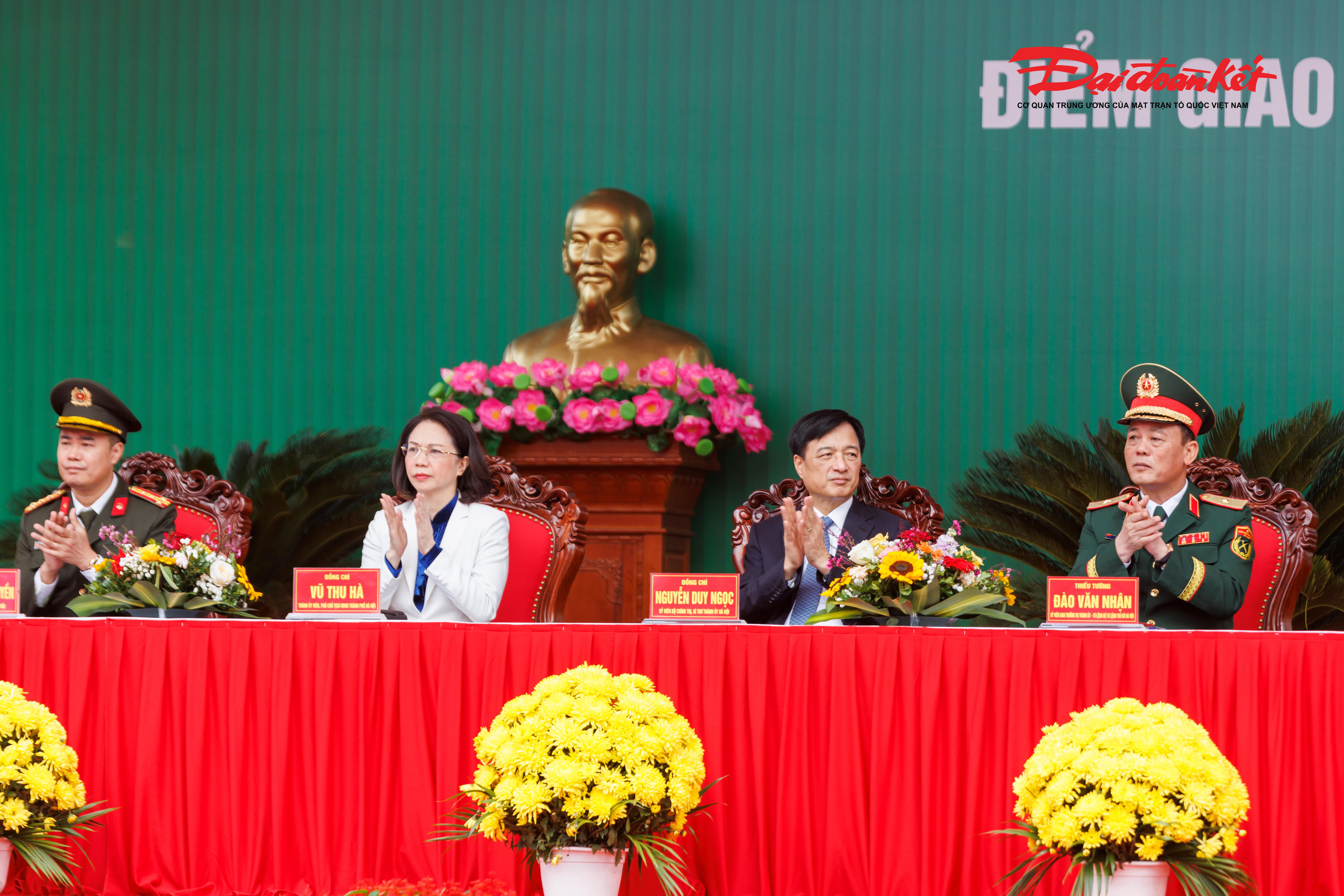 Dự buổi lễ có Bí thư Thành ủy Hà Nội Nguyễn Duy Ngọc và các đồng chí lãnh đạo thành phố. Ảnh: Quang Vinh.