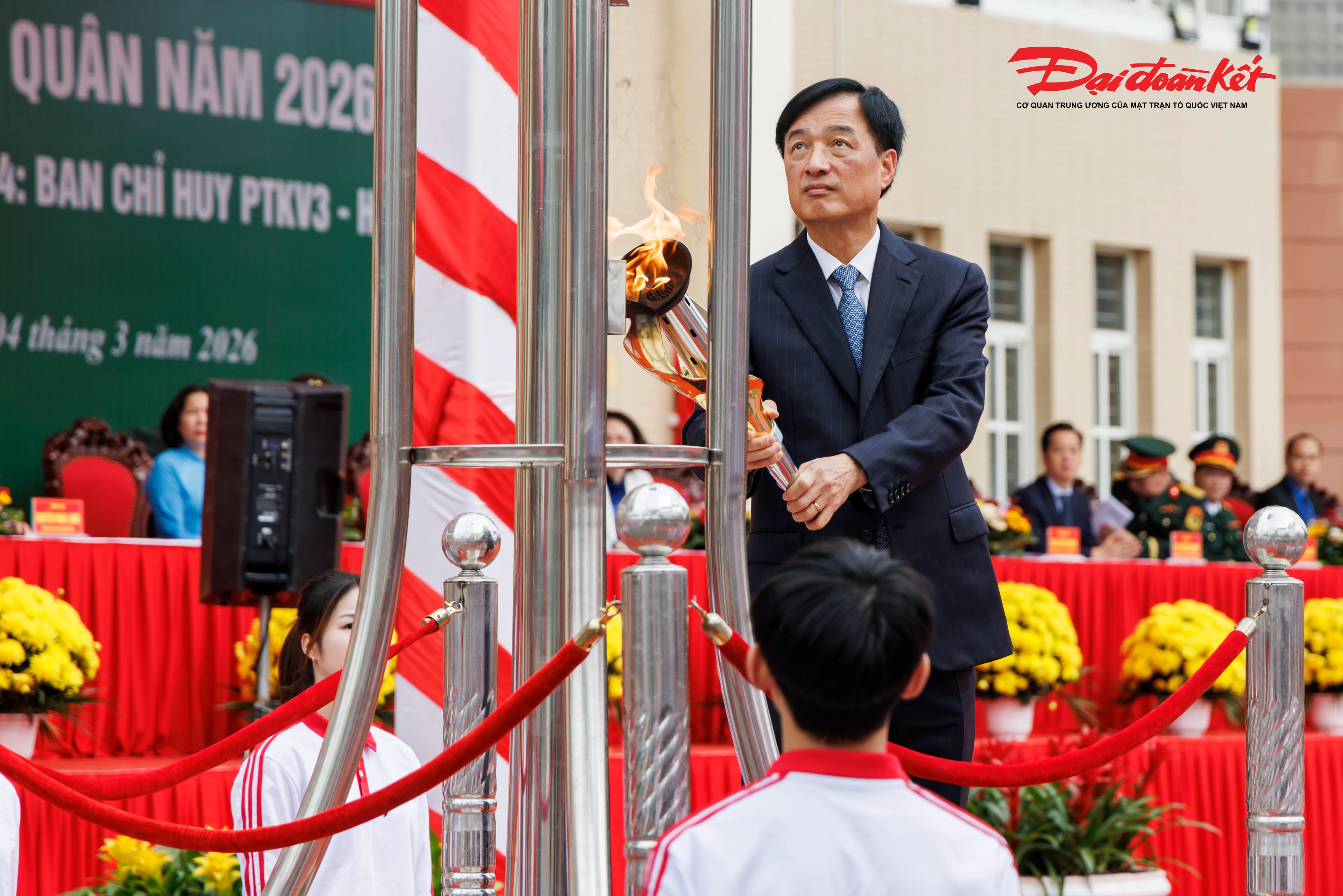 Bí thư Thành ủy Hà Nội Nguyễn Duy Ngọc thắp đài lửa truyền thống. Ảnh: Quang Vinh.