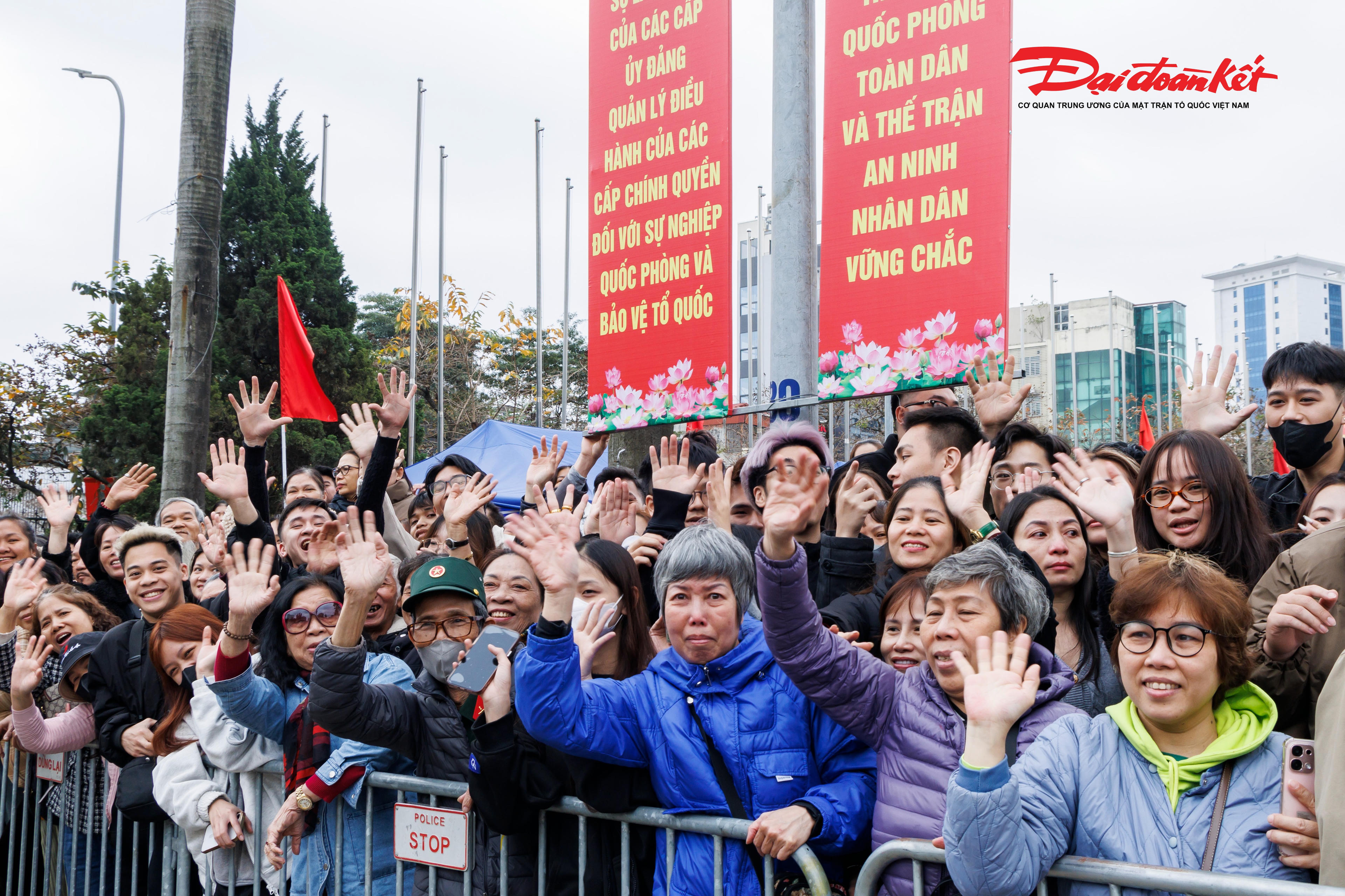 Người thân của các tân binh đứng hai bên đường vẫy tay tạm biệt con em lên đường nhập ngũ. Ảnh: Quang Vinh.