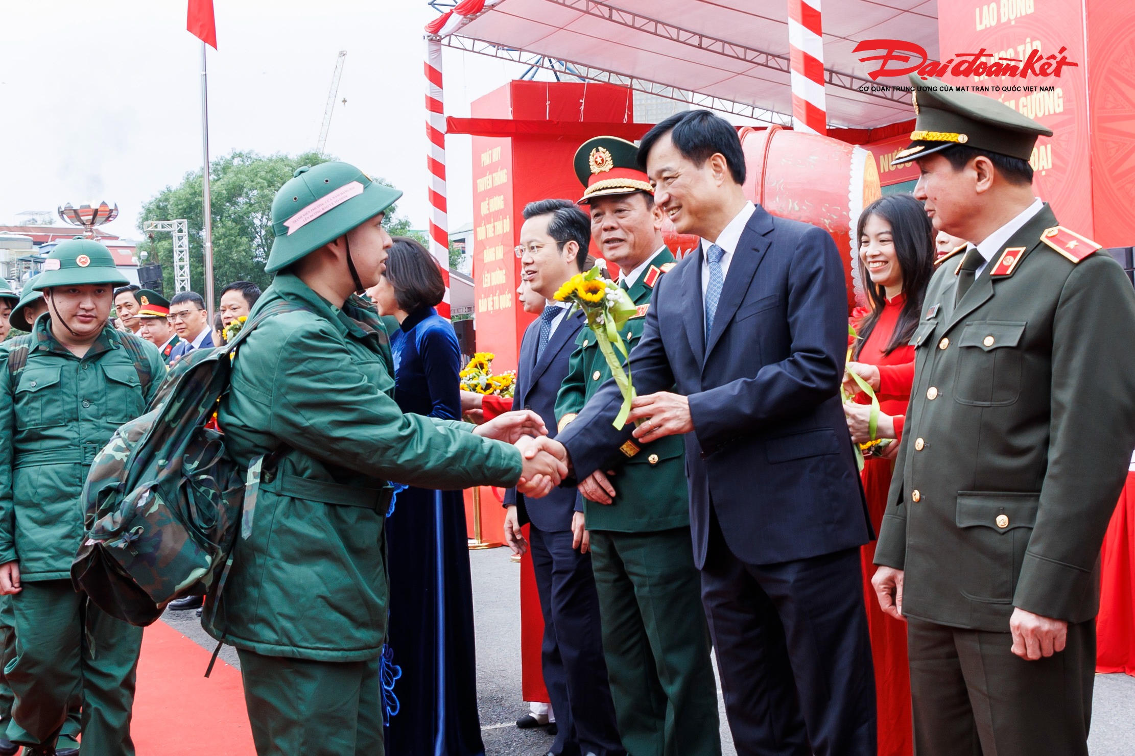 Bí thư Thành ủy Hà Nội Nguyễn Duy Ngọc thăm hỏi, động viên tân binh lên đường nhập ngũ. Ảnh: Quang Vinh.