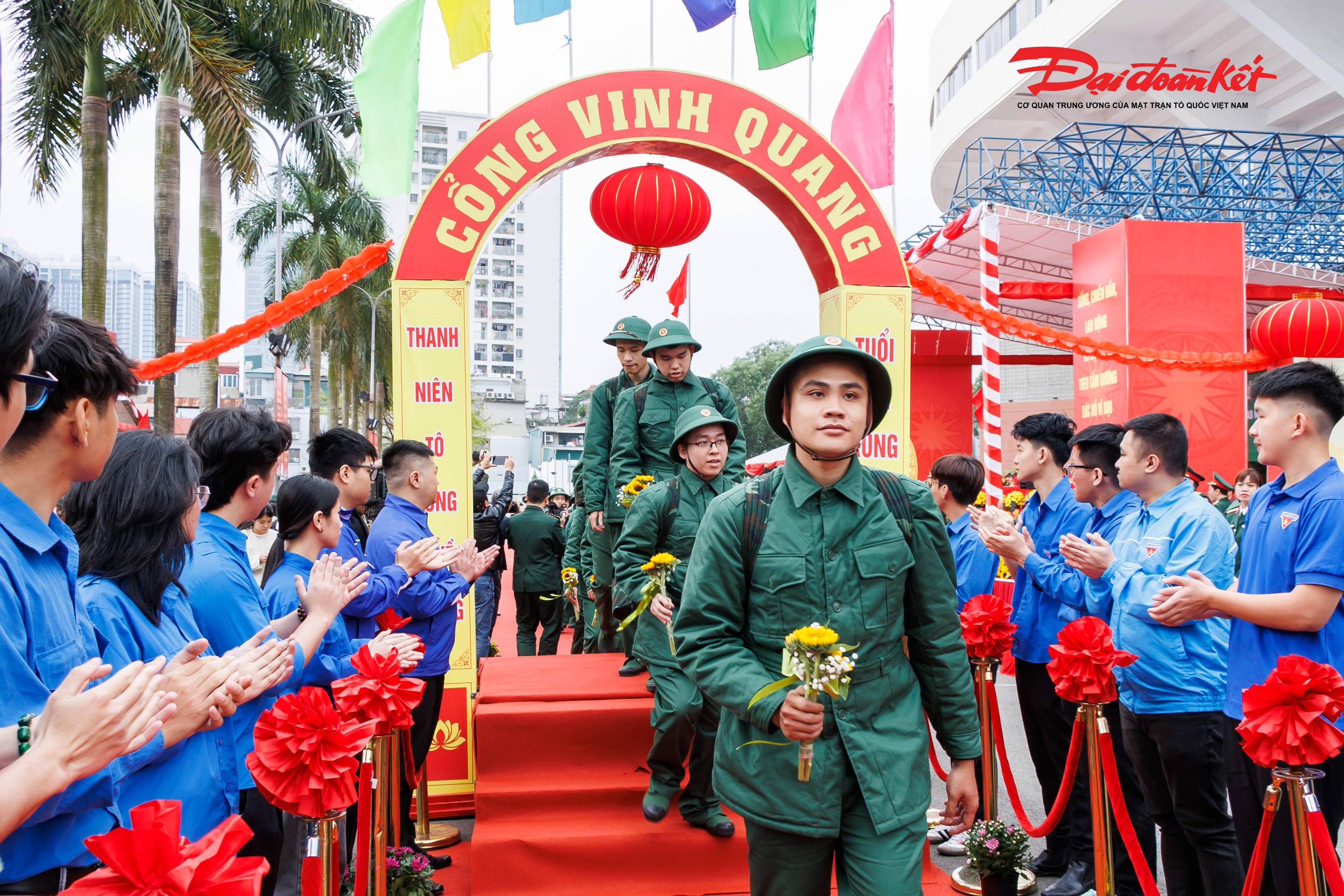 Các tân binh bước qua Cổng vinh quang lên đường nhập ngũ. Ảnh: Quang Vinh.