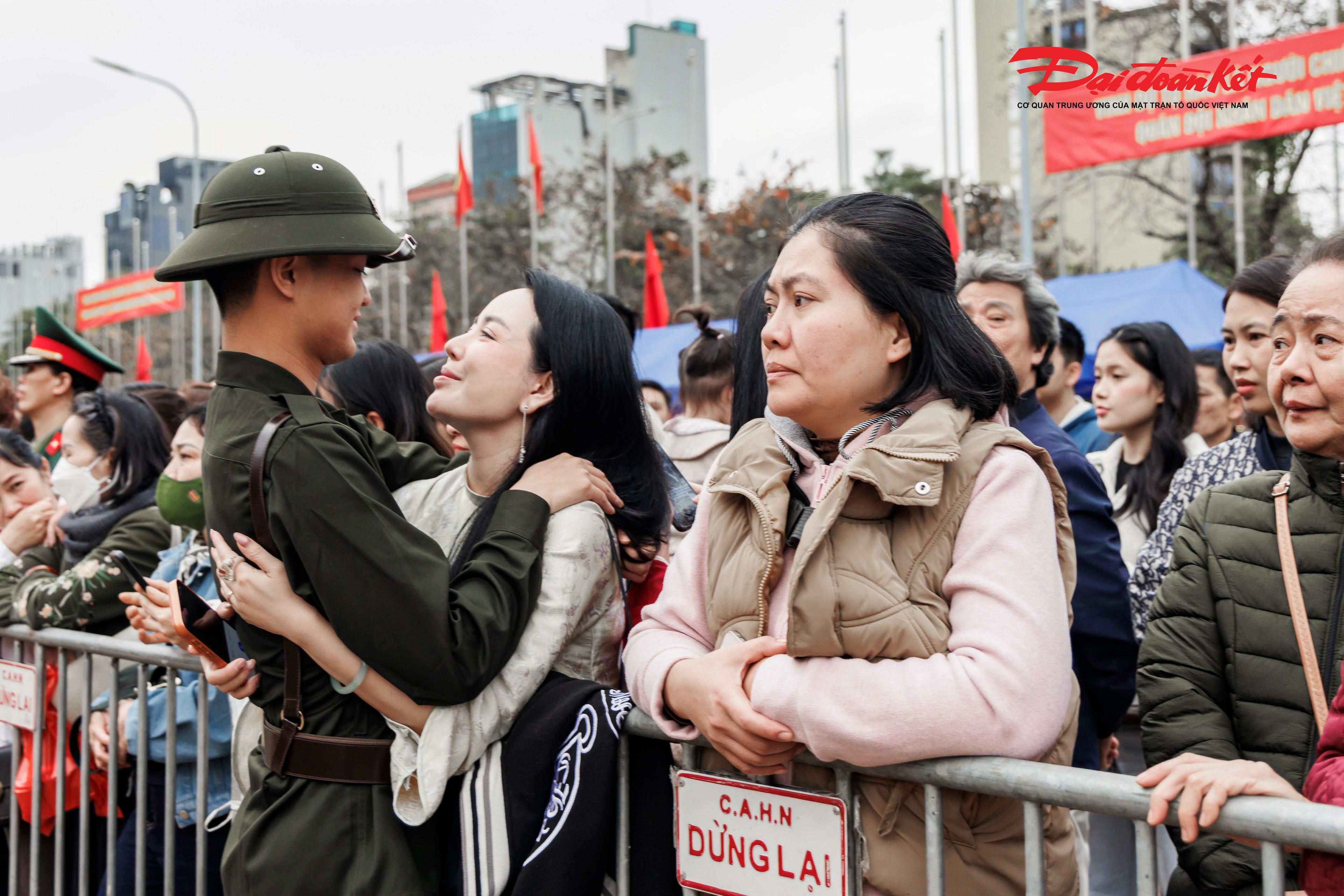 Tân binh chia tay người thân lên đường nhập ngũ. Ảnh: Quang Vinh.. 