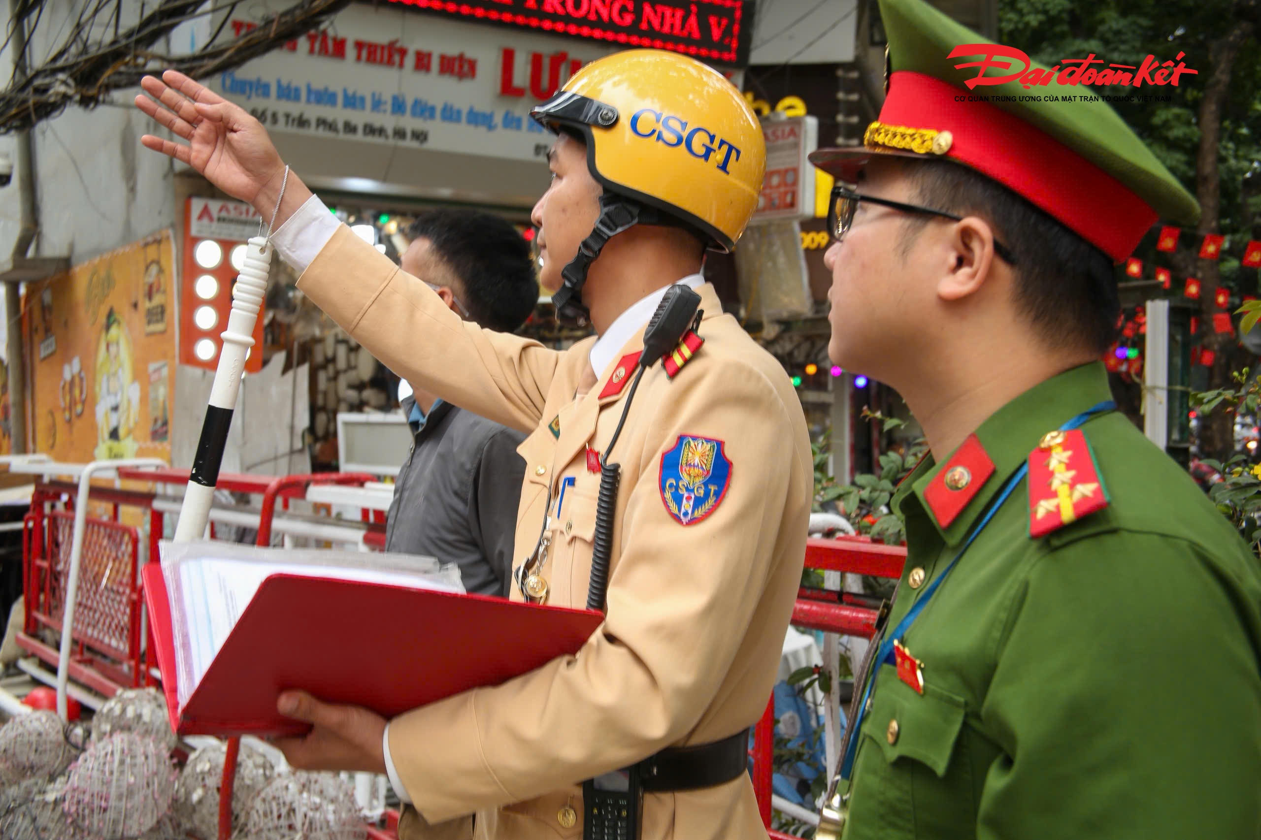 Thiếu tá Đào Xuân Dũng, cán bộ Đội CSGT đường bộ số 1 cho biết, công tác bảo đảm trật tự an toàn giao thông đường sắt và trật tự đô thị luôn được các cấp, các ngành quan tâm chỉ đạo quyết liệt. Thời gian qua, đơn vị đã chủ động xây dựng kế hoạch, thường xuyên bố trí lực lượng phối hợp với các cơ quan chức năng tuyên truyền, nhắc nhở người dân và du khách chấp hành quy định; đồng thời xử lý nghiêm các vi phạm tại khu vực đường ngang và hành lang an toàn giao thông đường sắt.