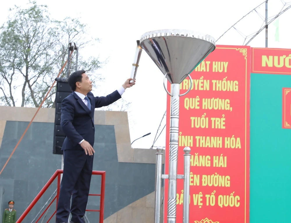 Bí thư Tỉnh ủy Thanh Hóa Nguyễn Doãn Anh thắp lửa truyền thống tại buổi lễ. Ảnh: Minh Hiếu