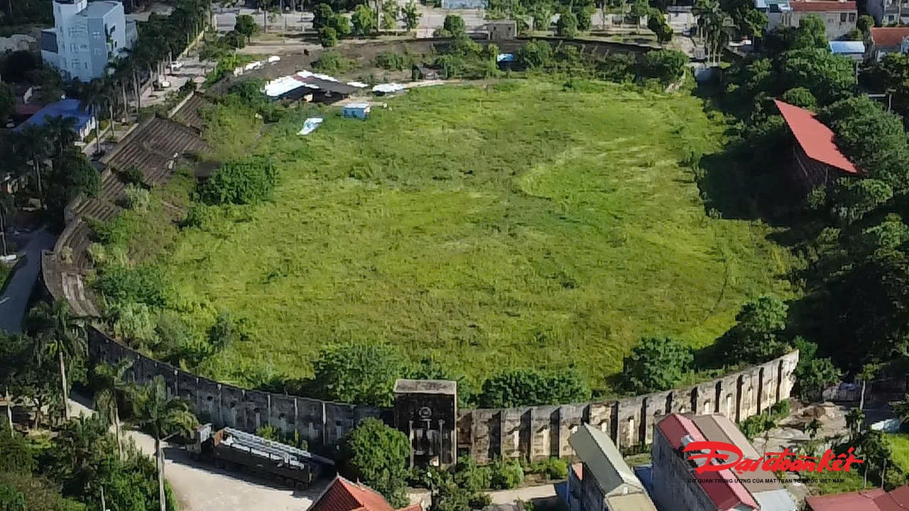 Hình ảnh được ghi lại vào tháng 11/2025, cỏ dại mọc um tum, xâm lấn cả mặt sân và khán đài. Ảnh: Anh Toán.