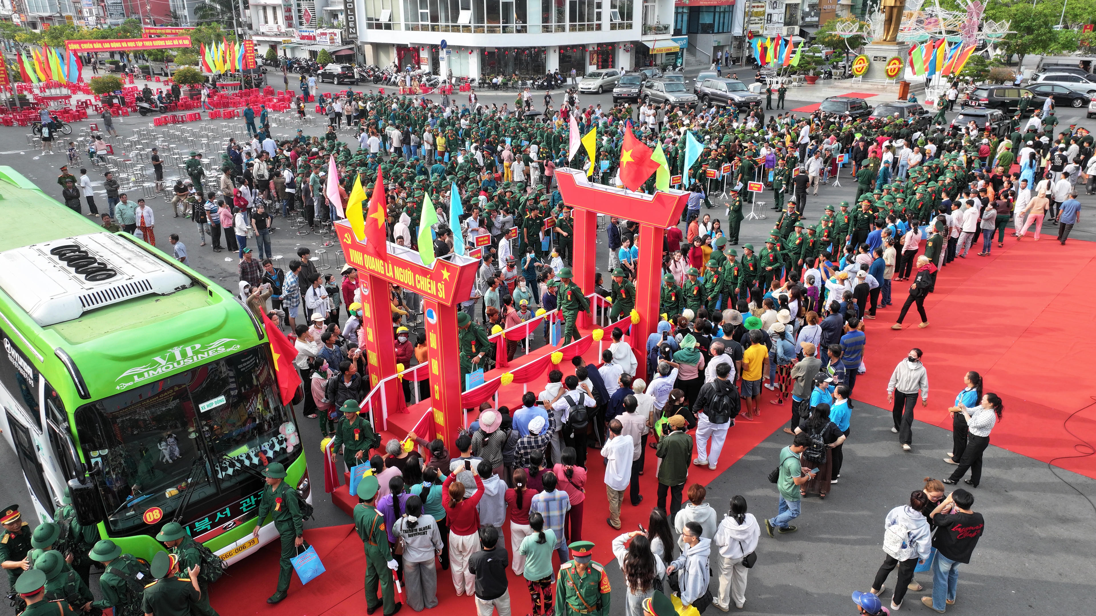 Thanh niên An Giang lên đường nhập ngũ. Ảnh: Phương Vũ.