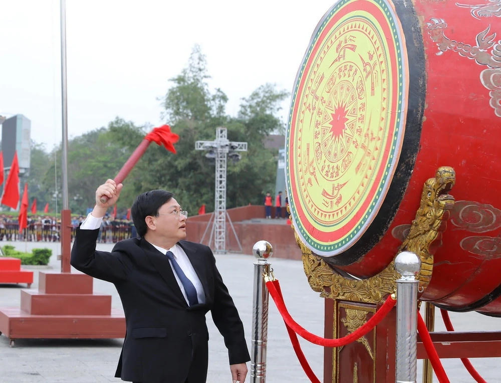 Phó Chủ tịch Thường trực UBND tỉnh Mai Xuân Liêm đánh trống mở hội giao quân. Ảnh: Minh Hiếu.