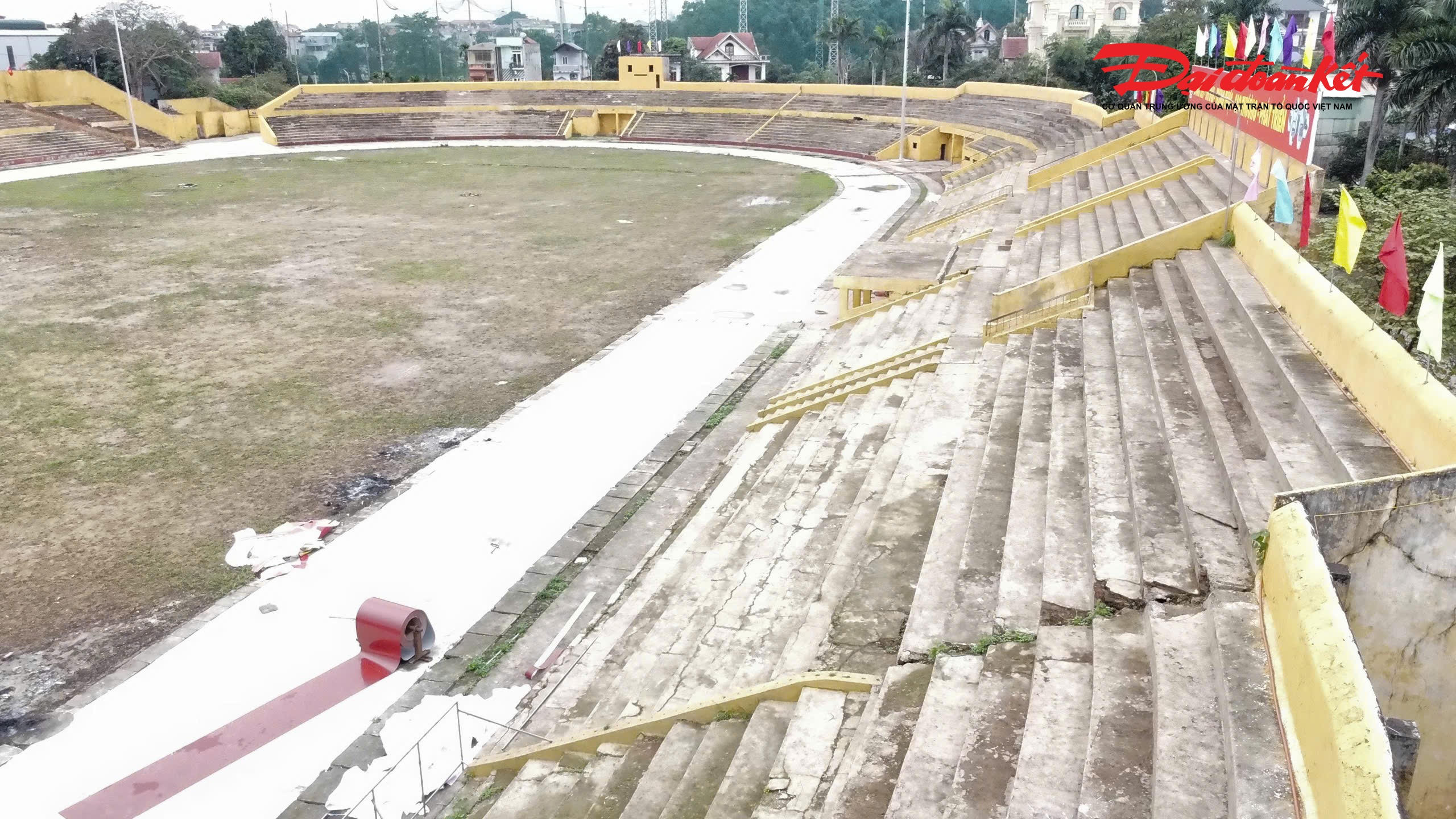 Mặt sân, đường pít và phần khán đài đã lộ rõ sau khi không còn bị cỏ dại bao phủ. Ảnh: Anh Toán.