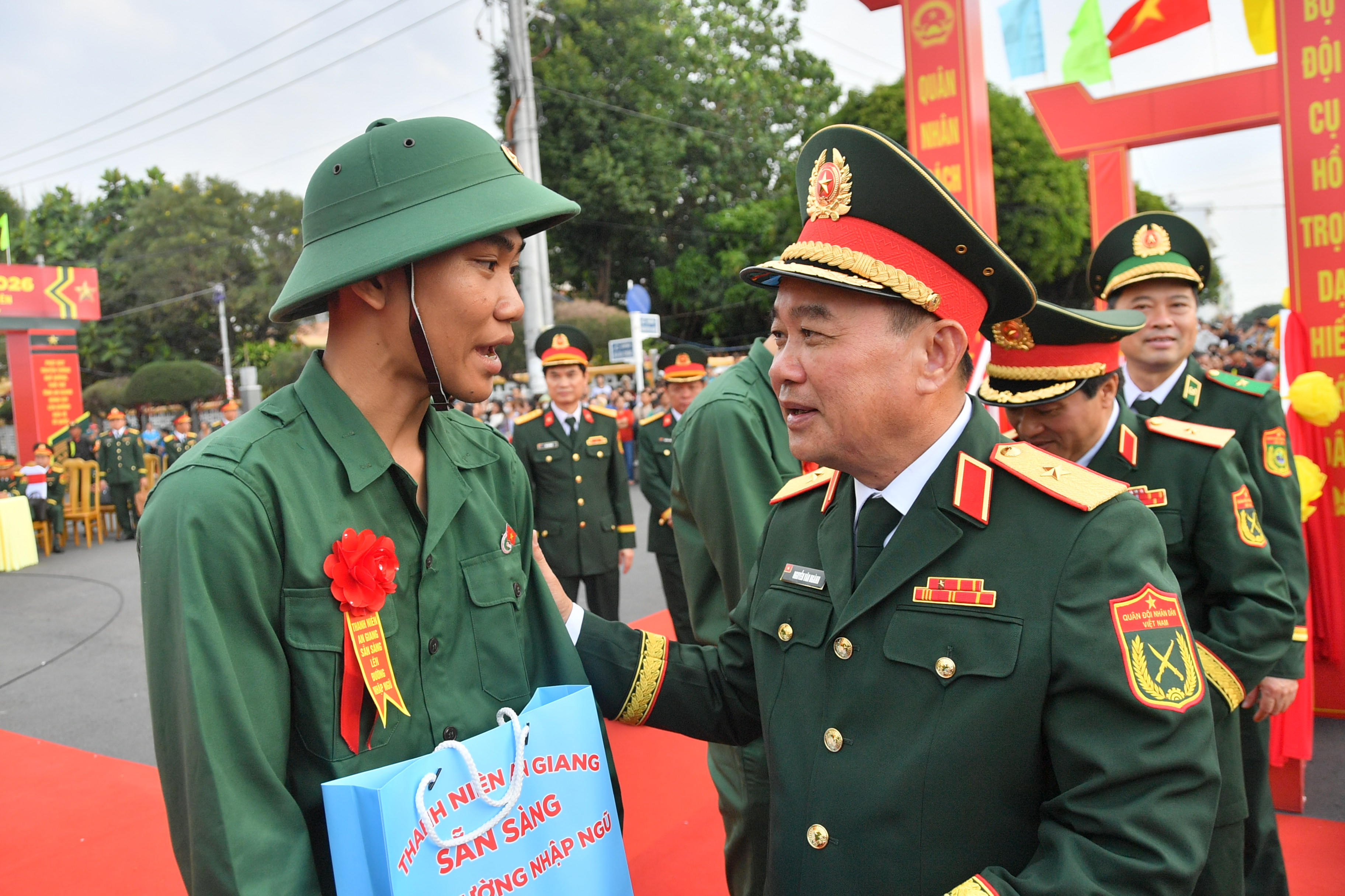 Thiếu tướng Nguyễn Văn Ngành - Ủy viên Ban Thường vụ Tỉnh ủy – Chỉ huy trưởng Bộ CHQS tỉnh trao hoa chúc mừng thanh niên lên đường nhập ngũ. Ảnh: Phương Vũ.