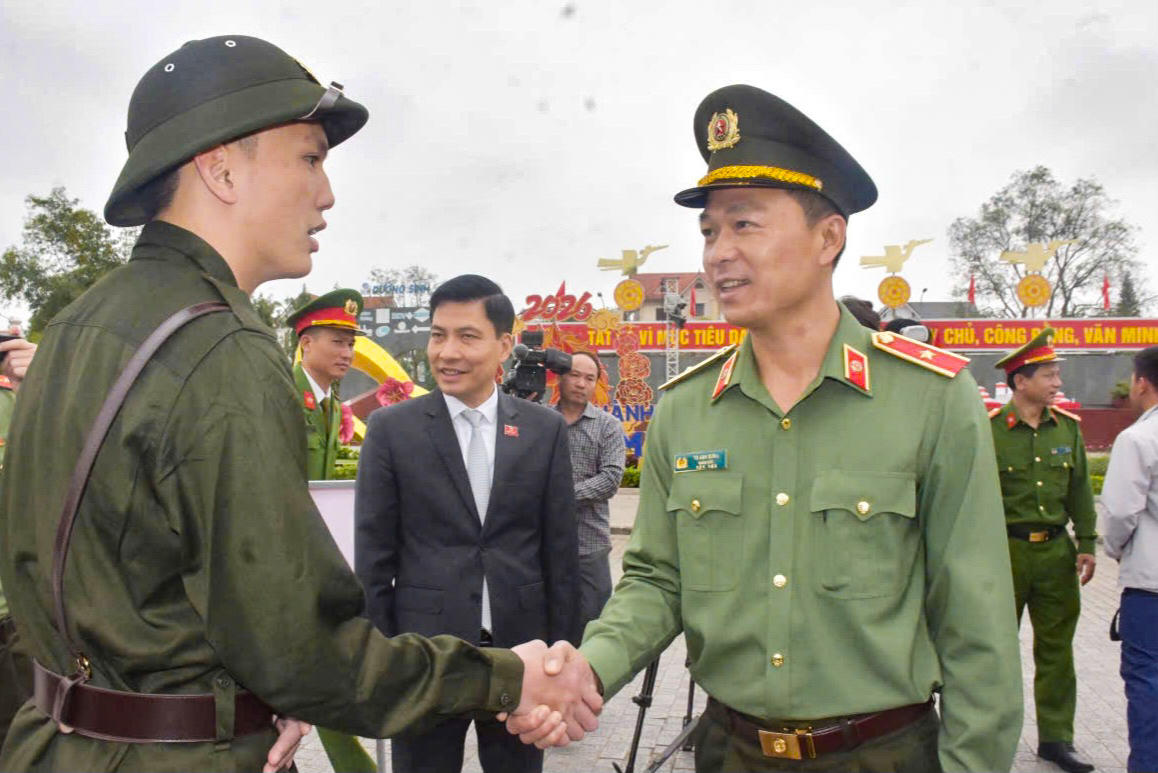 Thiếu tướng Tô Anh Dũng - Giám đốc Công an tỉnh Thanh Hóa động viên tân binh trước giờ nhập ngũ. Ảnh: CATH