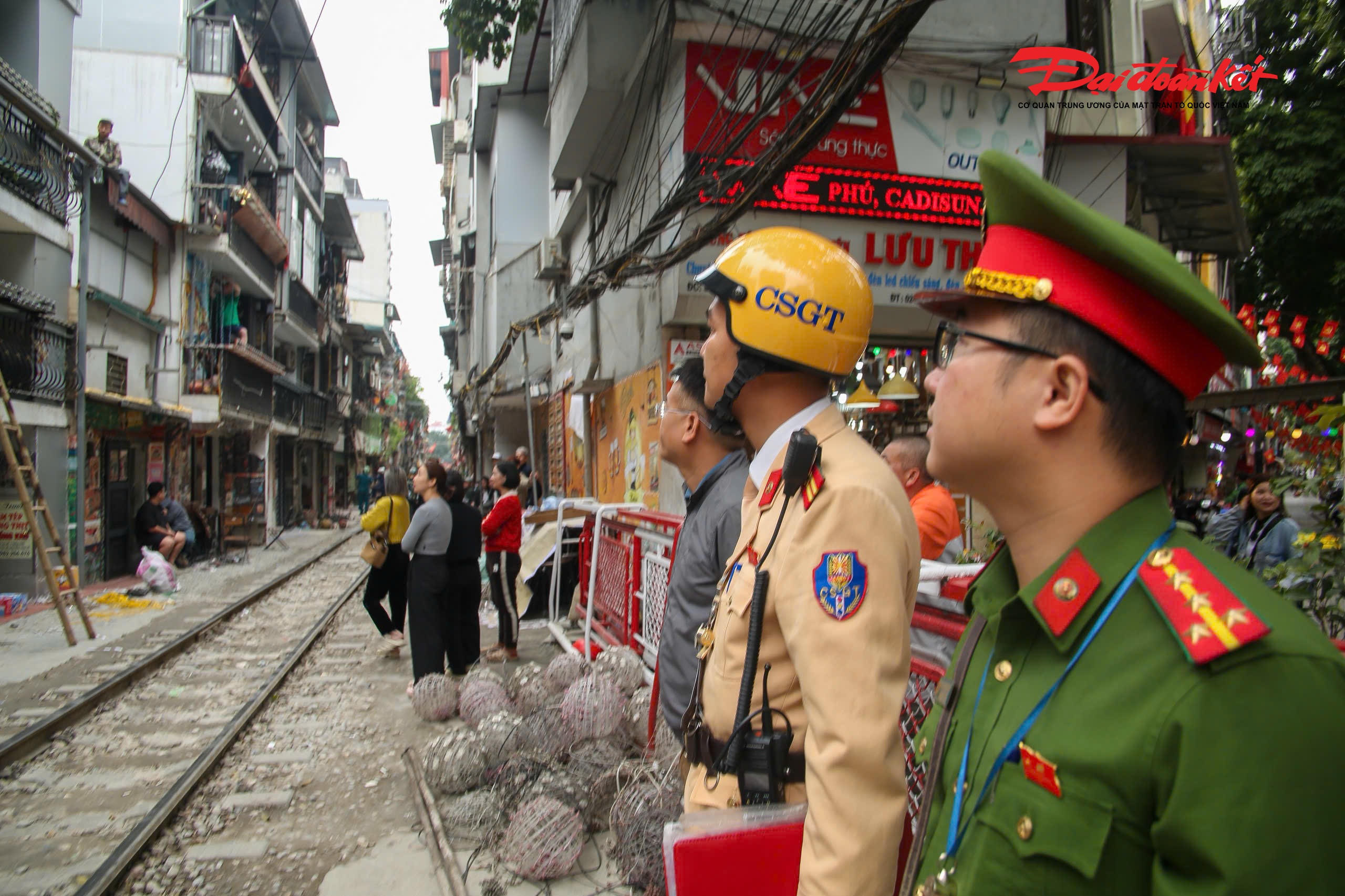 Nhằm bảo đảm trật tự an toàn giao thông, trật tự đô thị và vệ sinh môi trường trên địa bàn, thời gian qua UBND phường Hoàn Kiếm đã phối hợp với lực lượng CSGT, Công an phường cùng đơn vị quản lý đường sắt tăng cường kiểm tra, nhắc nhở và xử lý nghiêm các trường hợp vi phạm hành lang an toàn giao thông đường sắt.