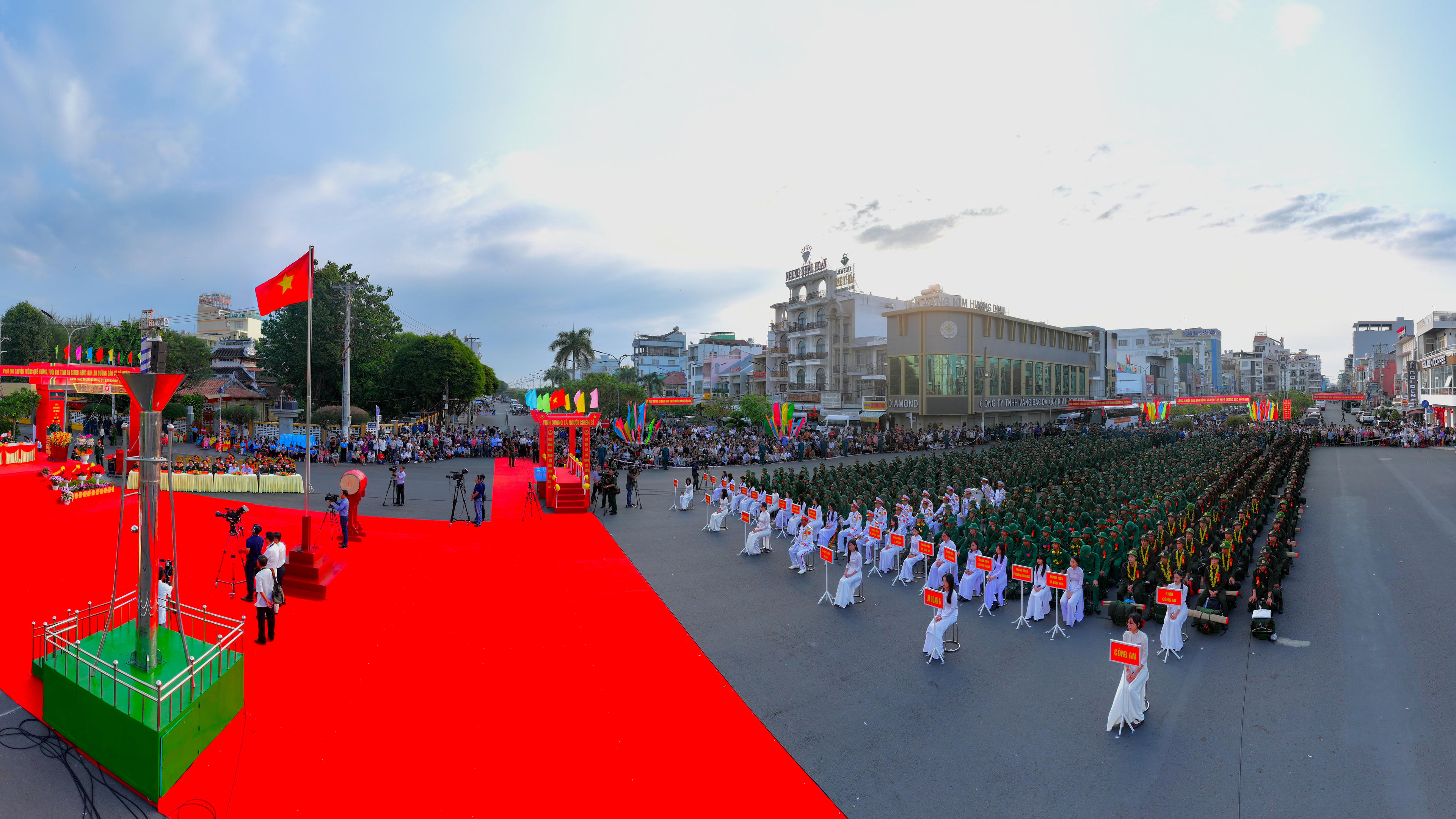 Điểm giao nhận quân số 1: Ban chỉ huy Phòng thủ khu vực 2-Long Xuyên, tỉnh An Giang. Ảnh: Phương Vũ.