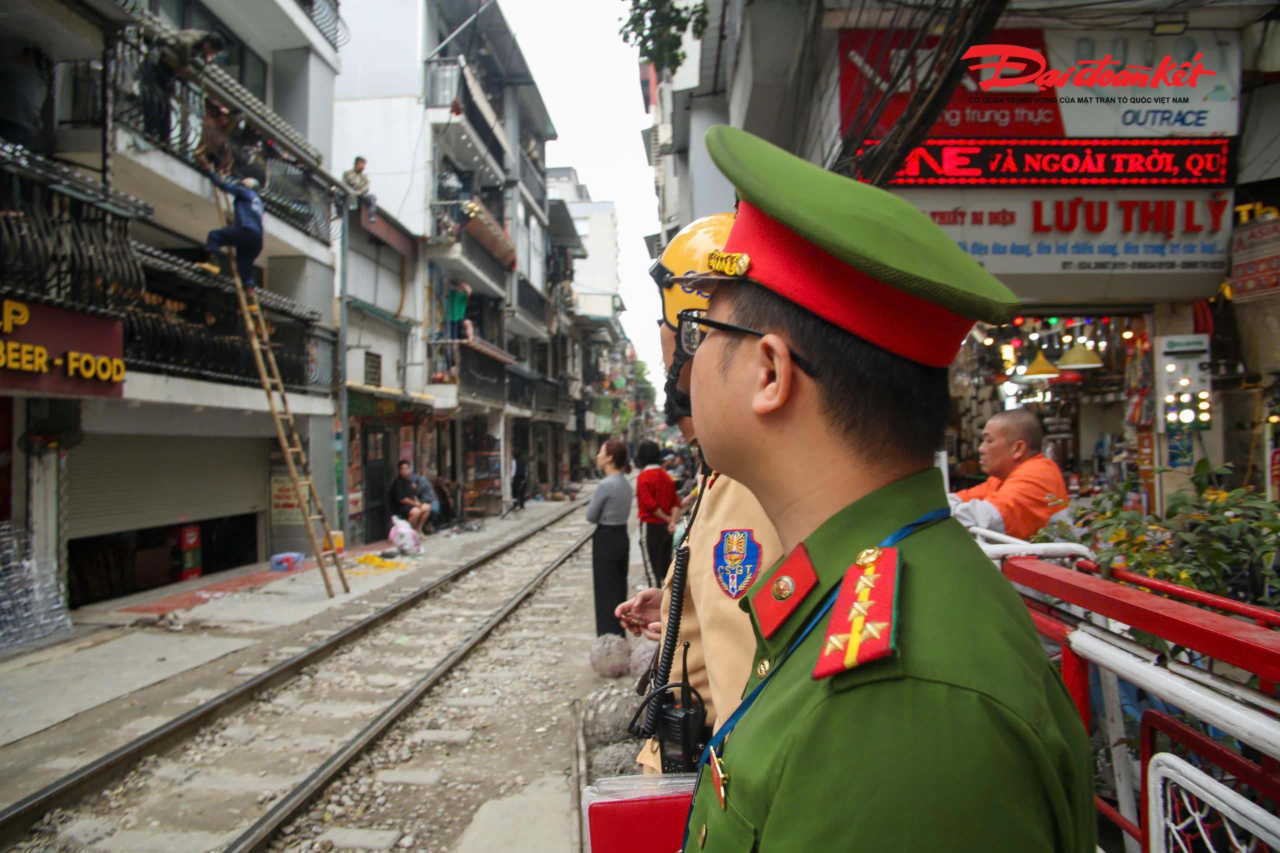 Riêng các vi phạm liên quan đến trật tự an toàn giao thông đường sắt, từ ngày 15/2/2026 đến nay, Đội CSGT đường bộ số 1 đã xử lý 18 trường hợp vi phạm (gồm 13 ô tô, 5 mô tô), với tổng số tiền phạt khoảng 15,6 triệu đồng. Các lỗi vi phạm chủ yếu là dừng, đỗ phương tiện trong phạm vi an toàn đường sắt.