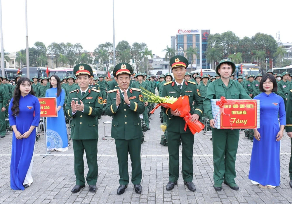 Thượng tướng Lê Đức Thái - Thứ trưởng Bộ Quốc phòng tặng hoa và quà cho đơn vị nhận quân. Ảnh: Minh Hiếu