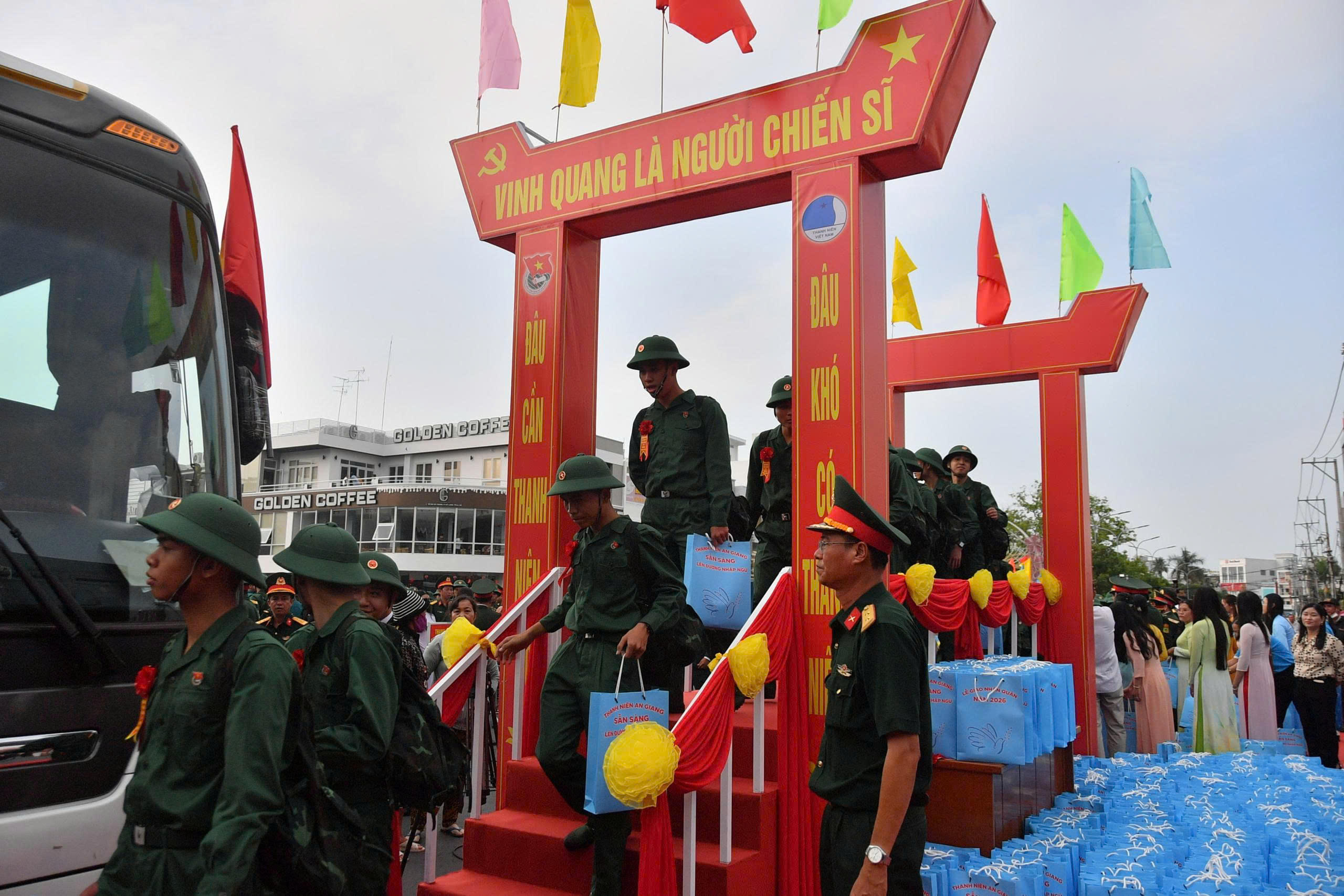 Thanh niên nhập ngũ bước qua cầu vinh quang. Ảnh: Phương Vũ.