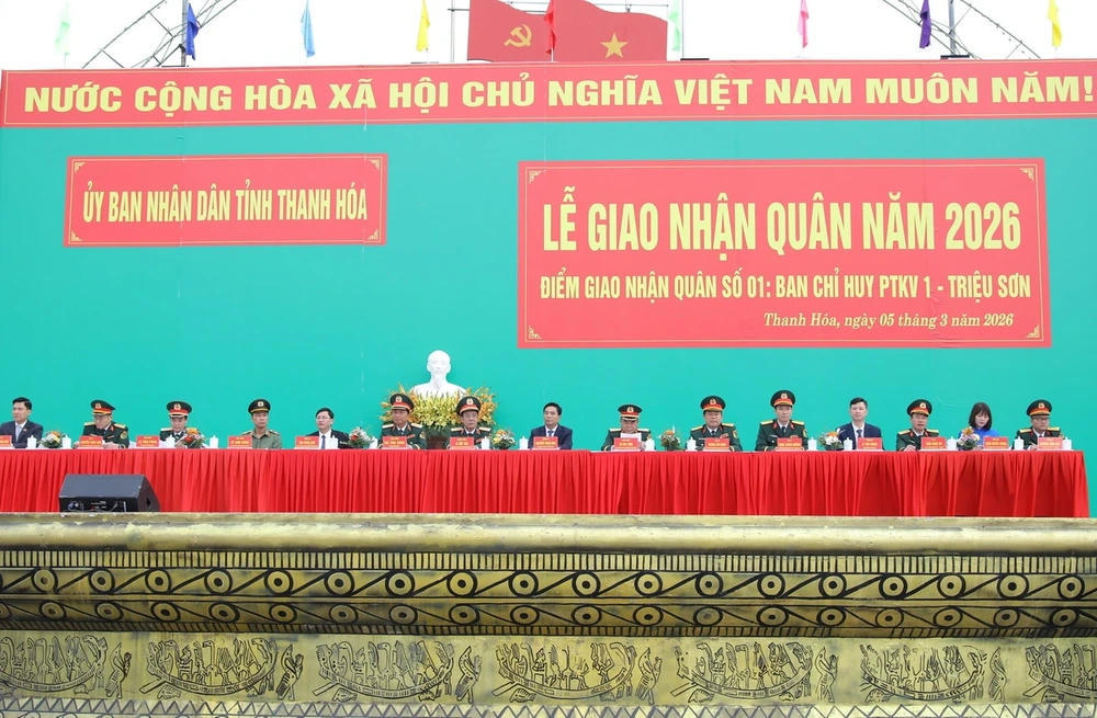 Các đại biểu dự lễ giao nhận quân tại quảng trường Lam Sơn, phường Hạc Thành. Ảnh: Minh Hiếu